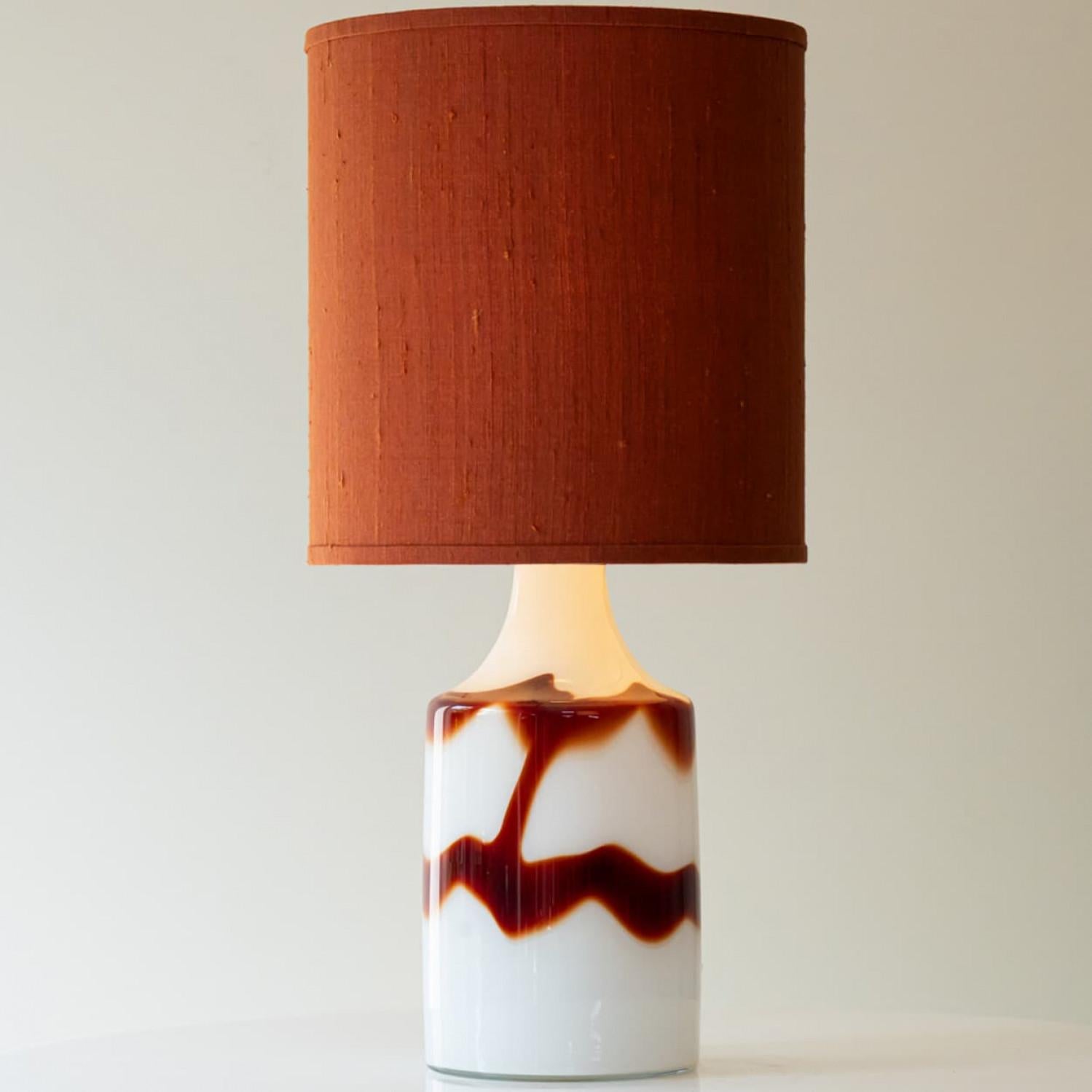 Vetro opalino Coppia di lampade da tavolo in vetro rosso sangue di bue opalino di Holmegaard, paralume di Houben in vendita