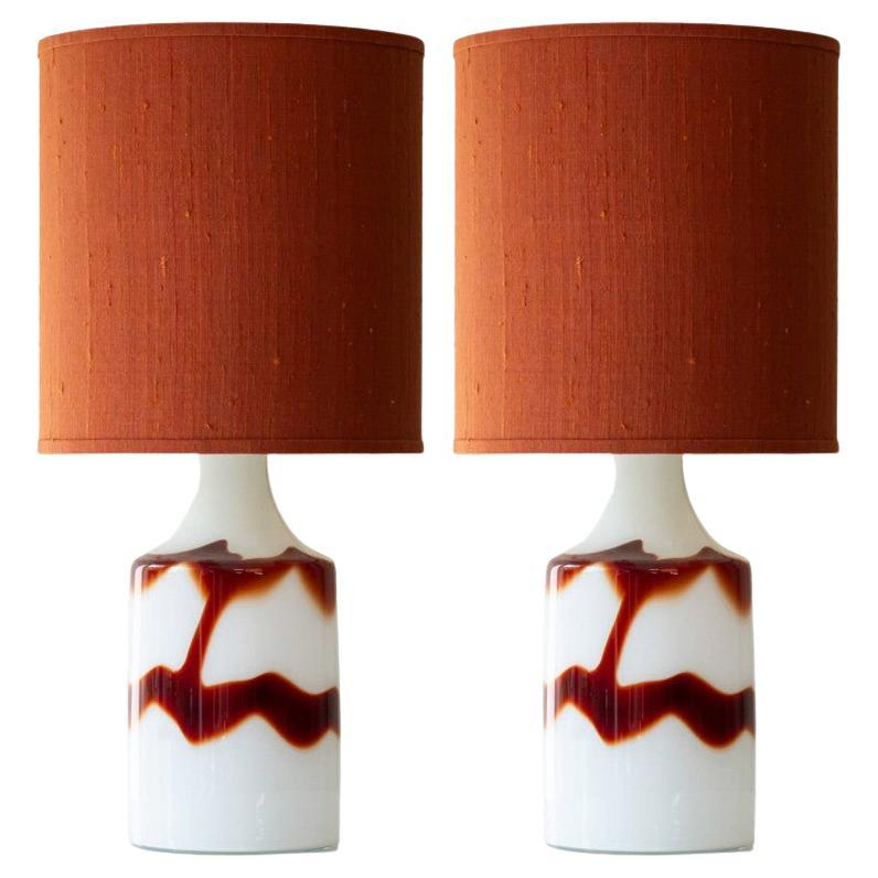 Paire de lampes de bureau Holmegaard en verre opalin rouge sang de bœuf, abat-jour par Houben en vente