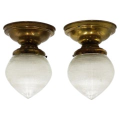 Paire de plafonniers Holophane · Globe en forme de larme et support en laiton