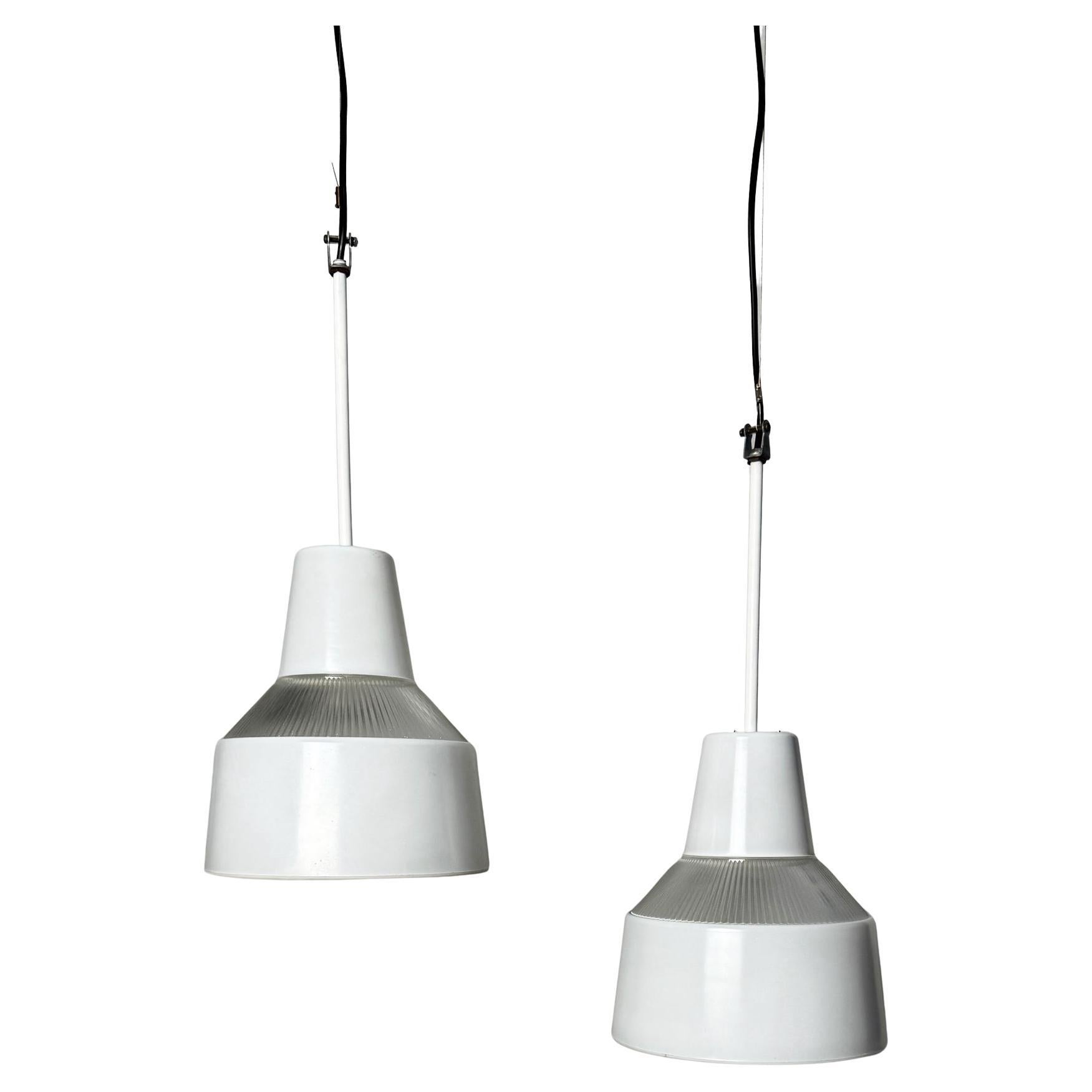 Paire de lampes industrielles à suspension en verre Holophane années 50, France