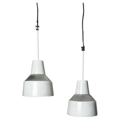 Paire de lampes industrielles à suspension en verre Holophane années 50, France