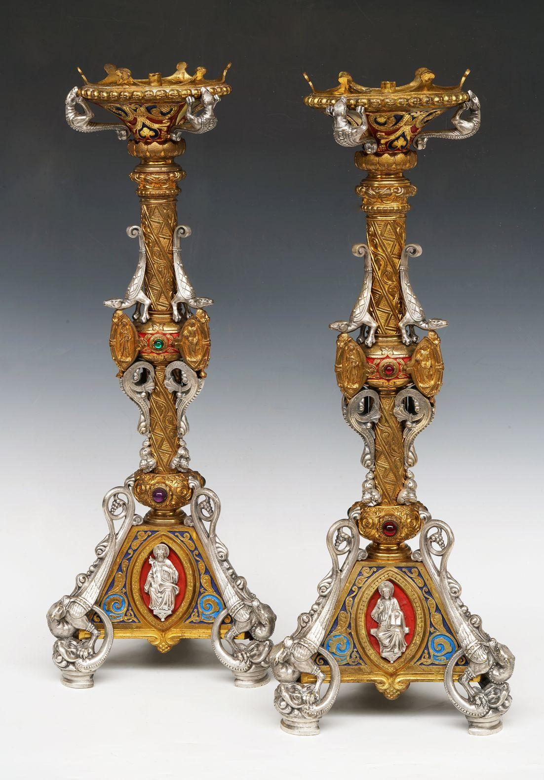 Rare paire de bougeoirs en bronze doré et argenté dont les tiges gravées sont ornées d'anneaux rehaussés de cabochons colorés à l'imitation de pierres semi-précieuses. Le caractère religieux de ces bougies est rappelé par la présence d'anges dans