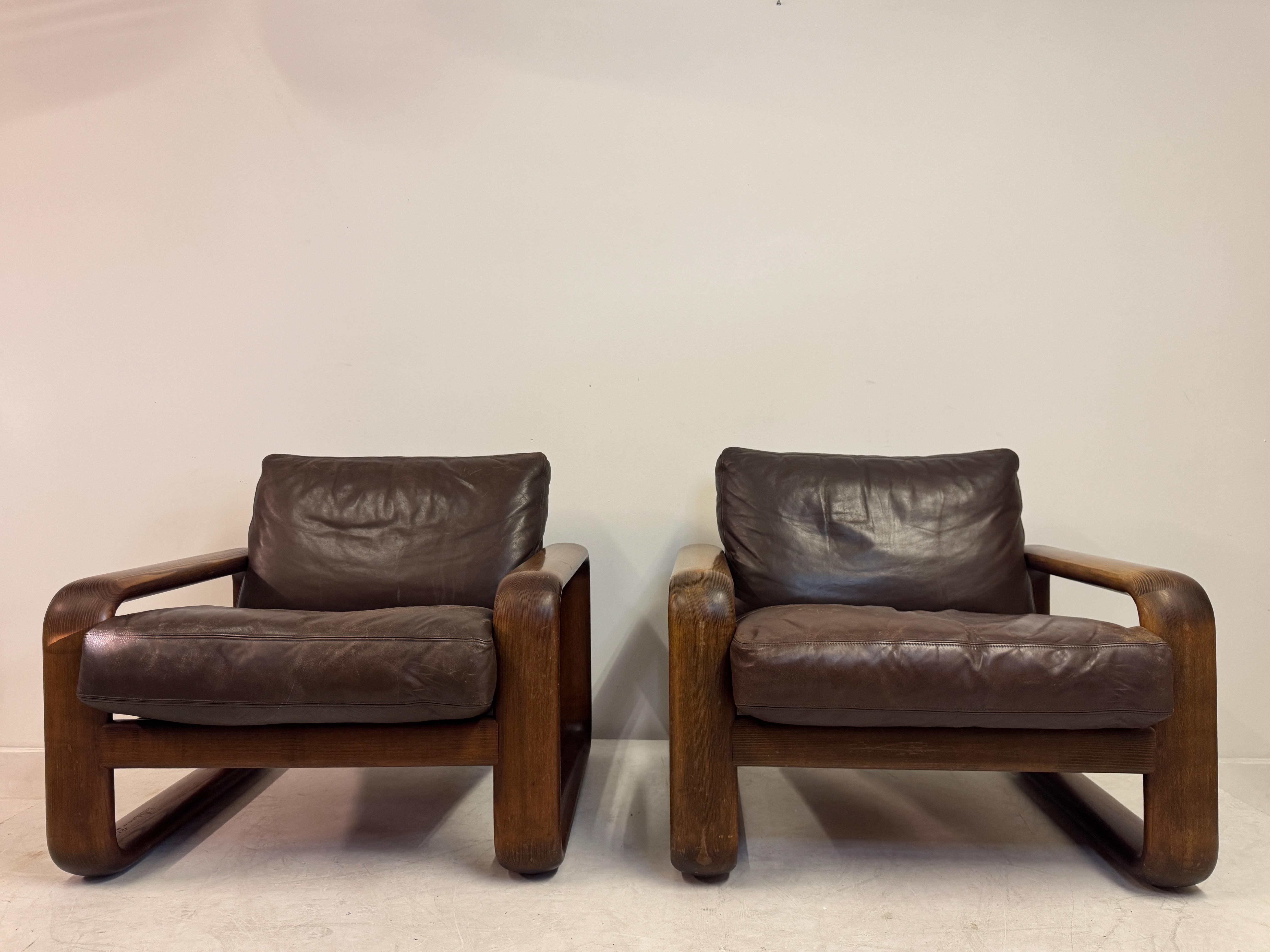 Pair of “Hombre” Lounge Chairs by Burkhard Vogtherr for Rosenthal, 1970s


A striking pair of Hombre lounge chairs designed by Burkhard Vogtherr for Rosenthal in the 1970s. Defined by their bold, continuous-frame construction, the chairs feature