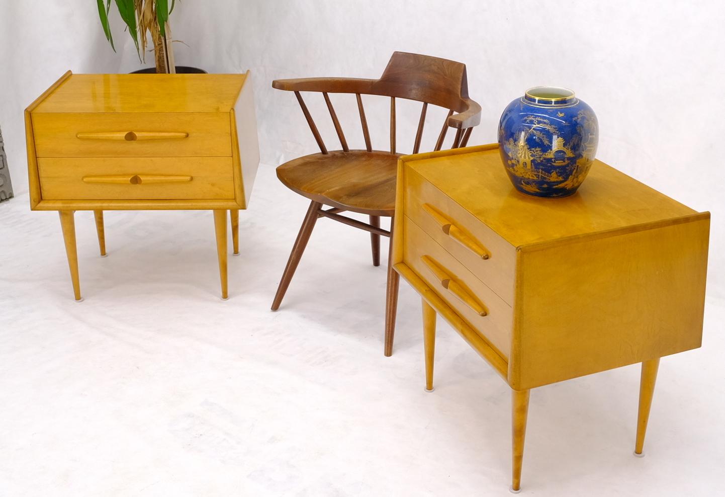 Paire de tables de chevet à deux tiroirs, de style suédois, datant du milieu du siècle dernier, de couleur miel ambré, signées Edmond Spence.