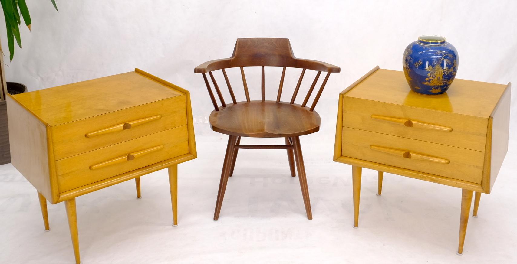 Mid-Century Modern Paire de tables de nuit à deux tiroirs en laque ambrée miel Edmond Spence en vente