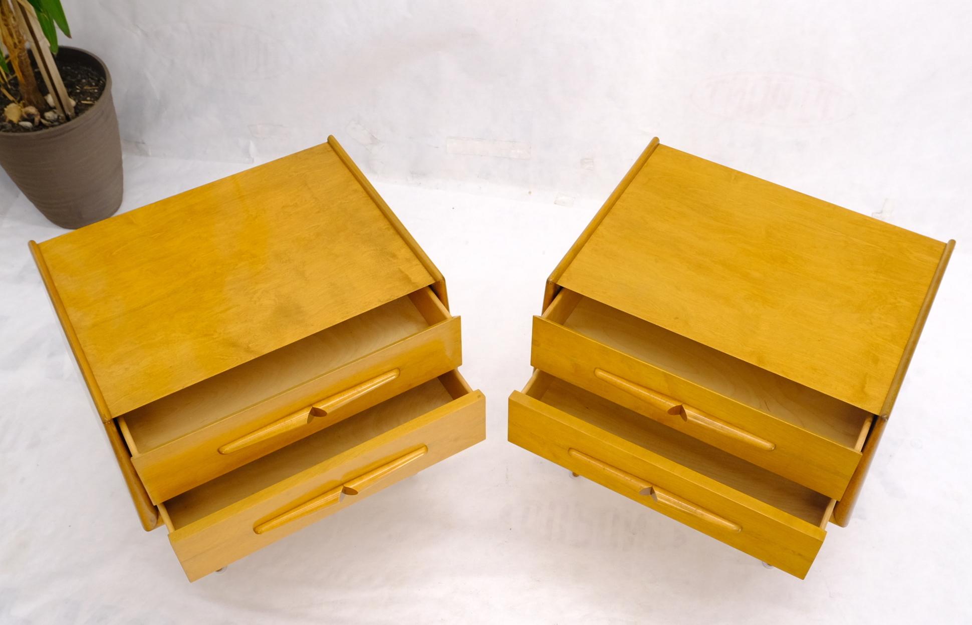 Pair of Honey Amber Lacquer Edmond Spence Two Drawer Nightstands End Tables In Excellent Condition For Sale In Rockaway, NJ