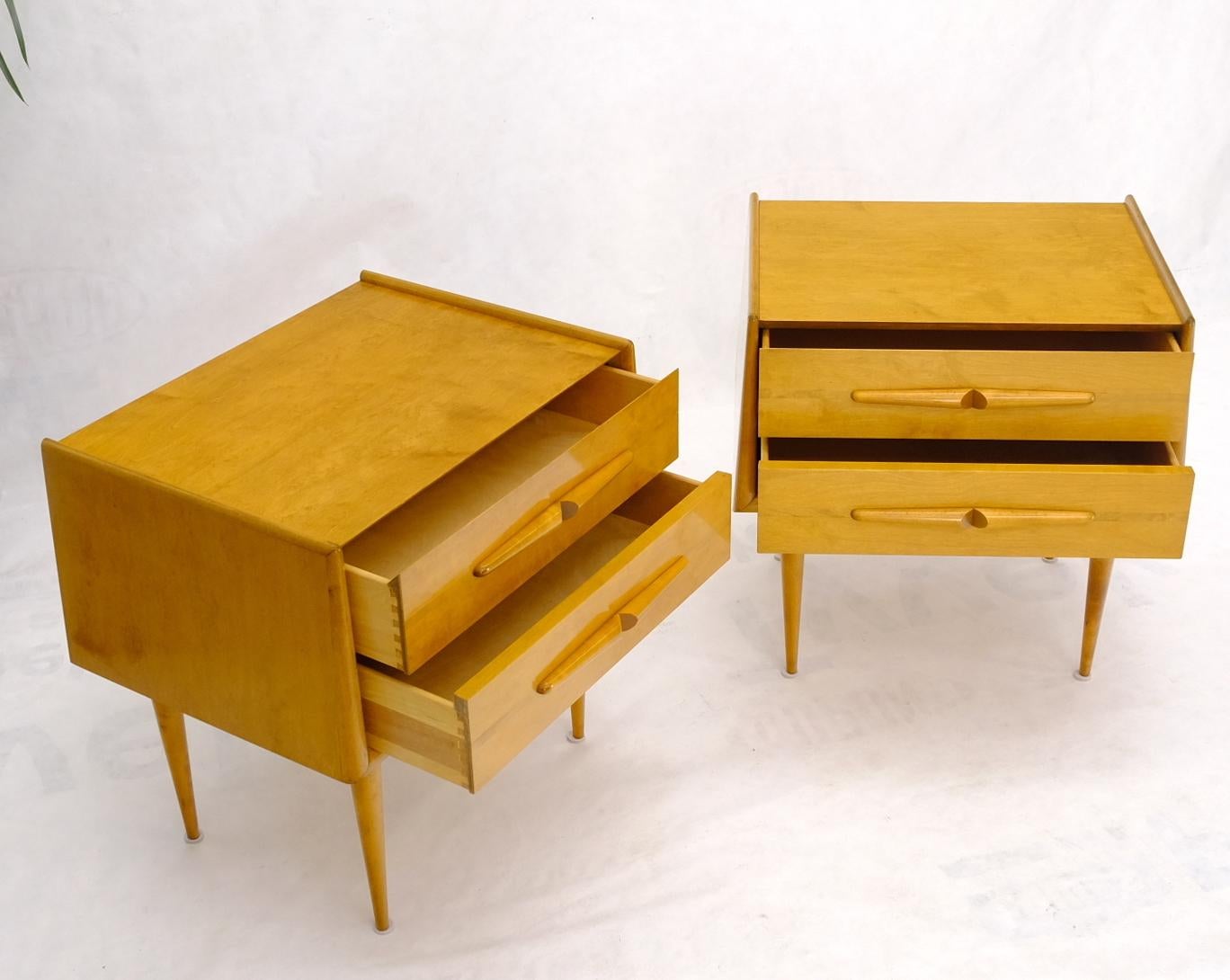 20ième siècle Paire de tables de nuit à deux tiroirs en laque ambrée miel Edmond Spence en vente