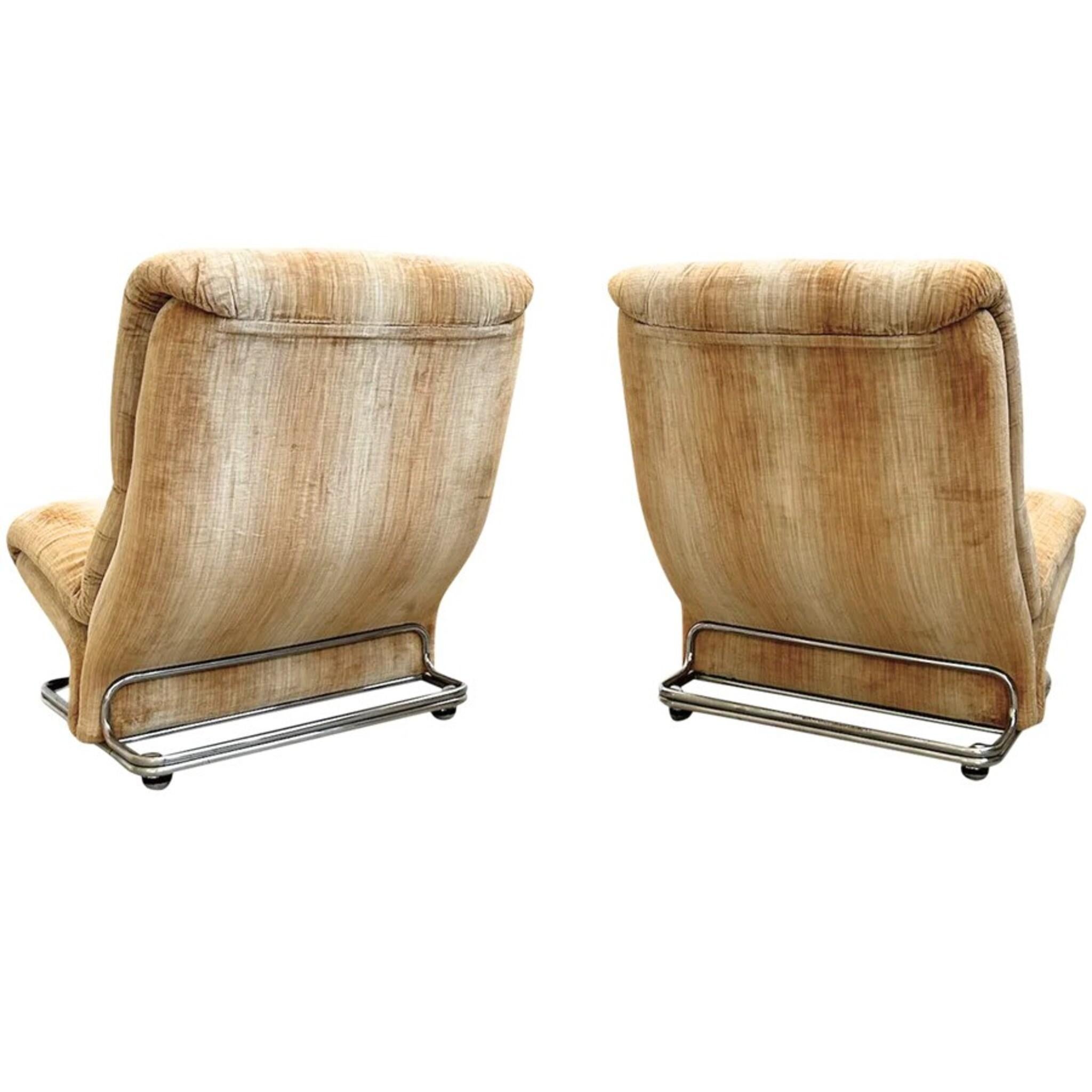 Italian Pair of Honey Velvet Chrome Cantilever Lounge Chairs, 1970s For Sale