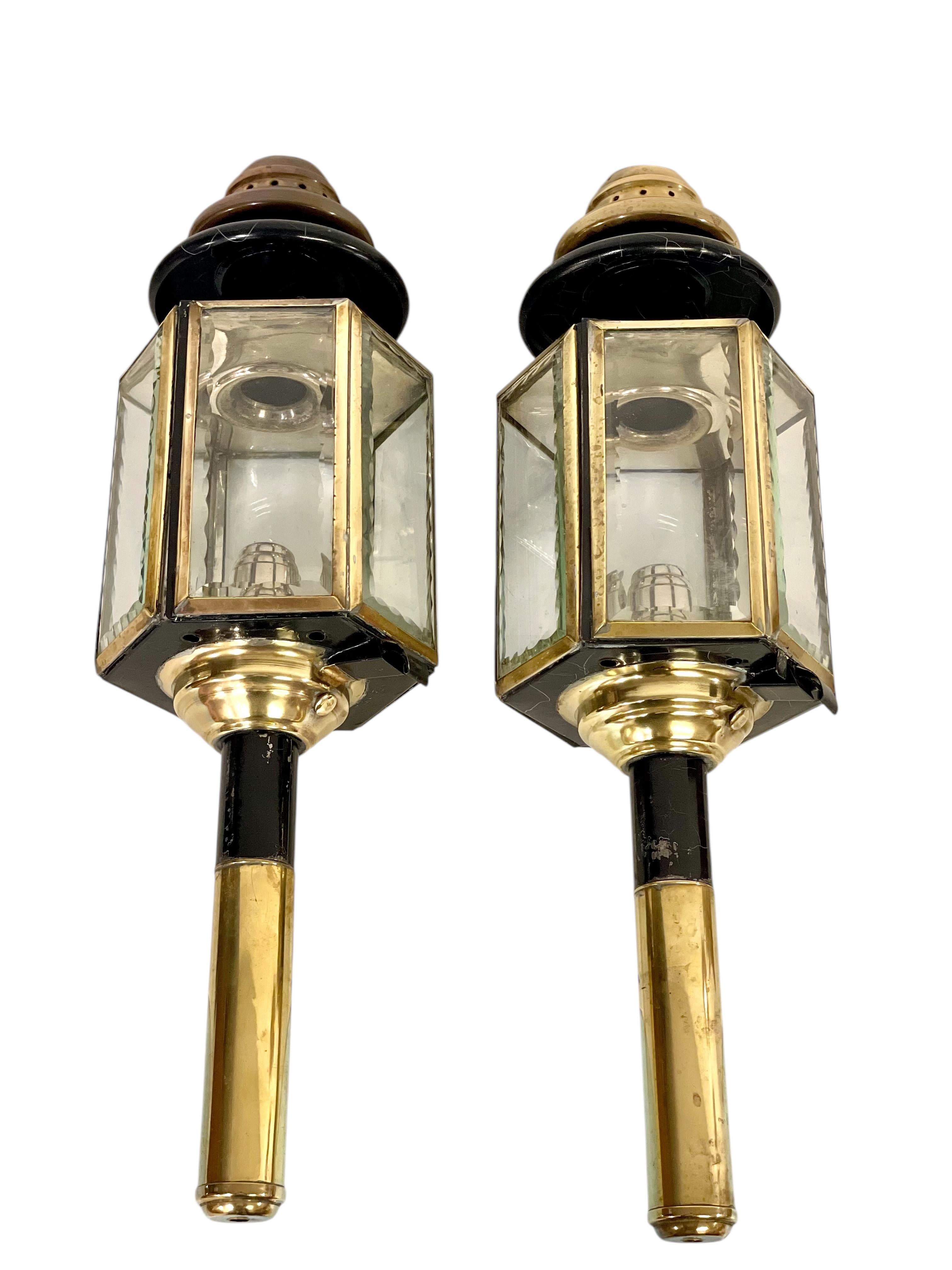 Este exquisito par de faroles de carruaje del siglo XIX es un notable ejemplo de artesanía funcional y elegante de la época. Estos faroles, que datan de la segunda mitad del siglo XIX, se diseñaron para su uso con aceite y presentan una bella