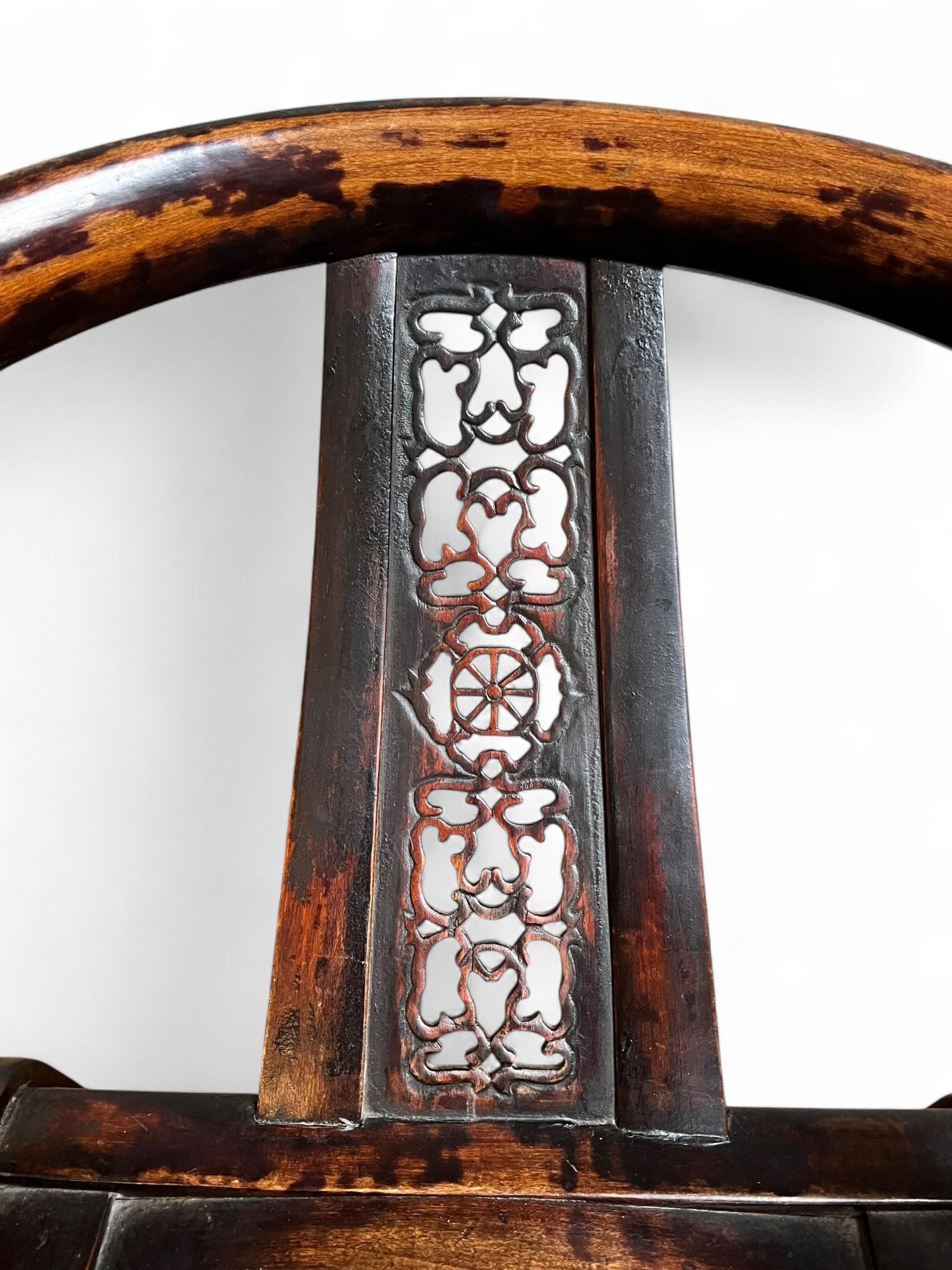 Paire de fauteuils à dossier en fer à cheval, Chine, dynastie Qing, XIXe siècle en vente 4