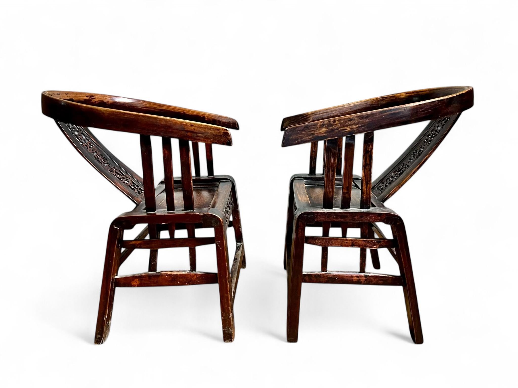 Laqué Paire de fauteuils à dossier en fer à cheval, Chine, dynastie Qing, XIXe siècle en vente