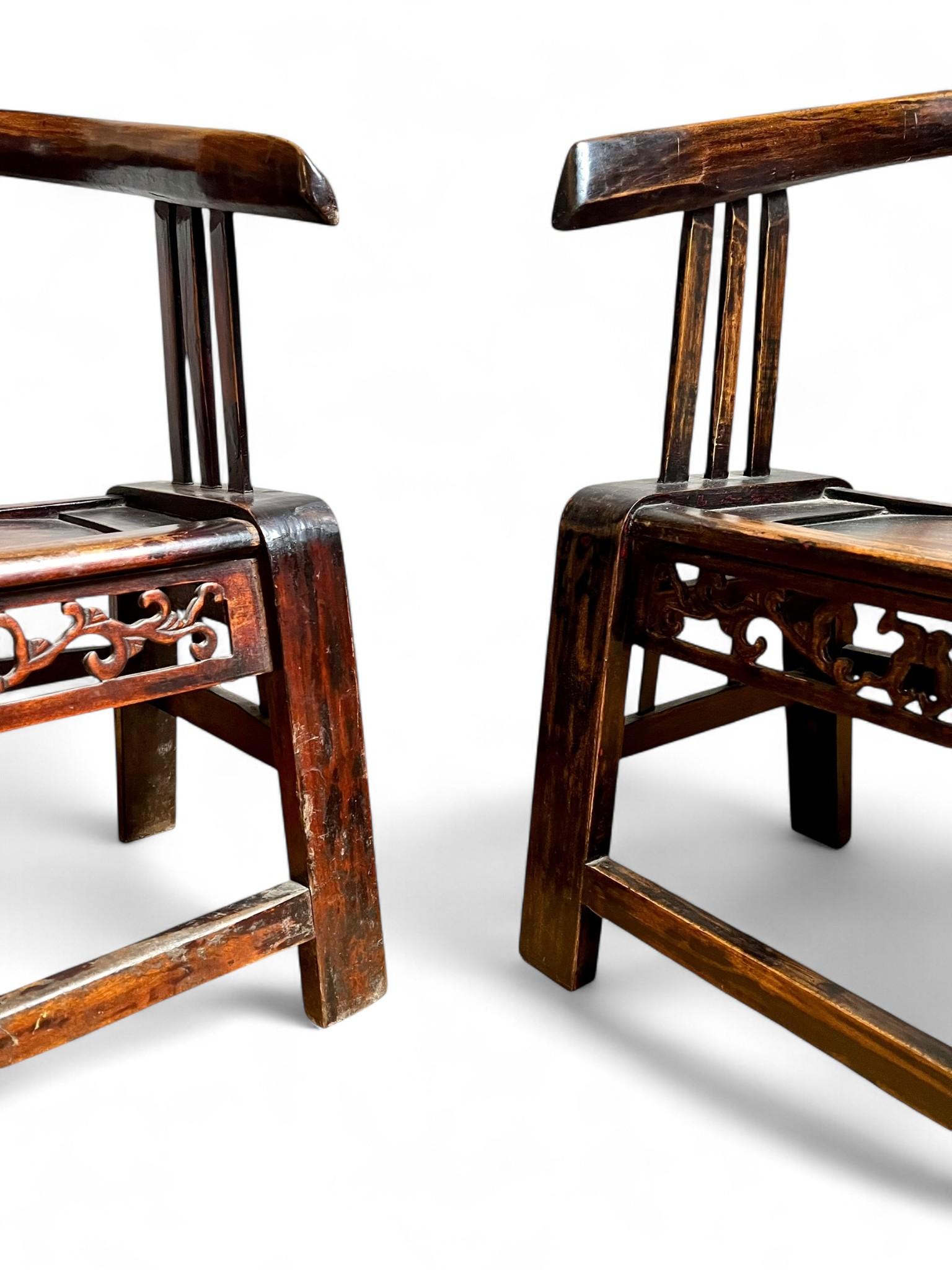 Bois Paire de fauteuils à dossier en fer à cheval, Chine, dynastie Qing, XIXe siècle en vente