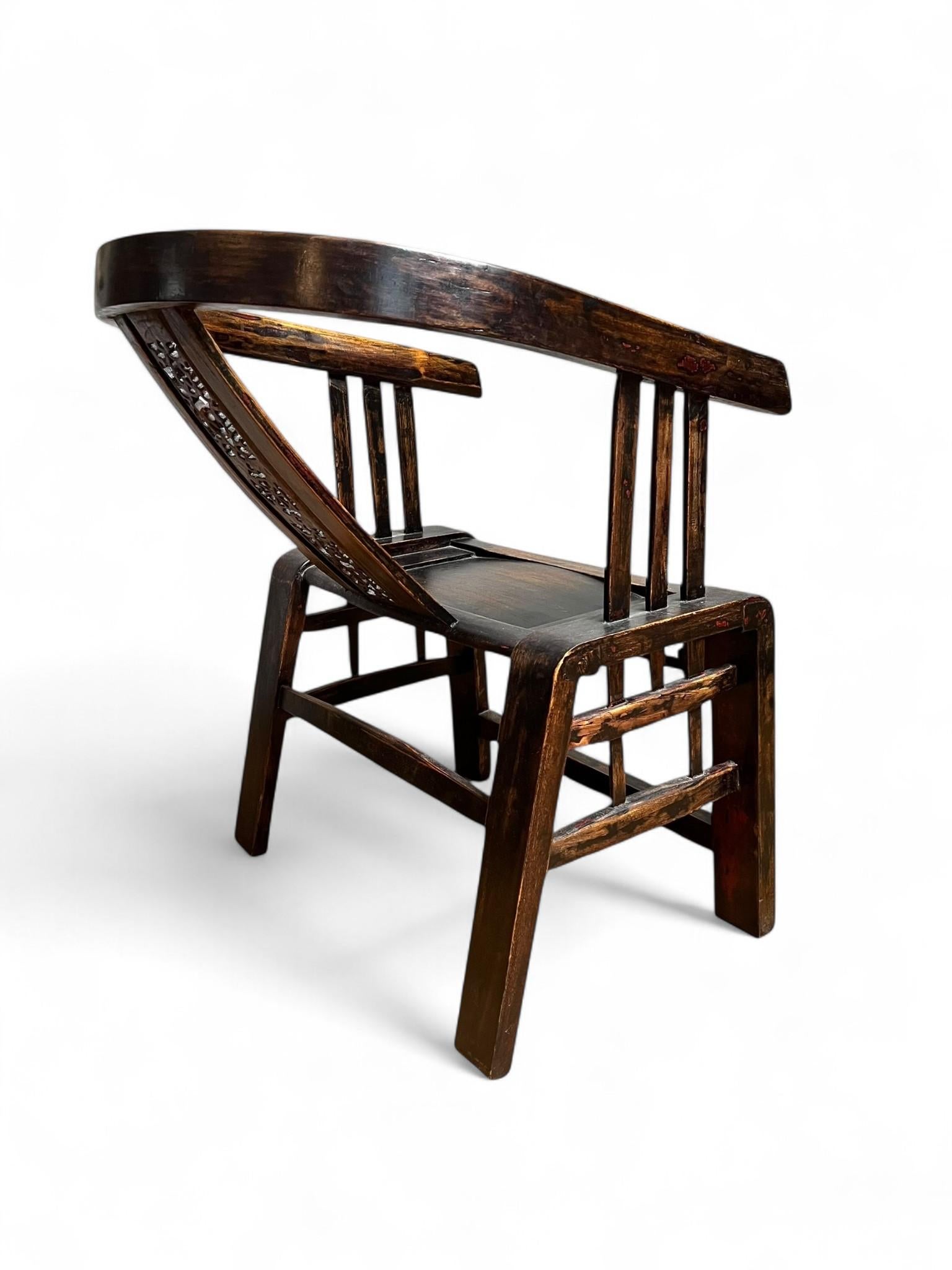 Paire de fauteuils à dossier en fer à cheval, Chine, dynastie Qing, XIXe siècle en vente 1