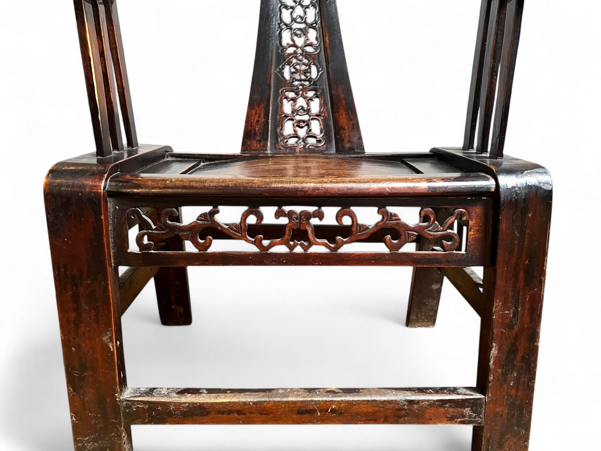 Paire de fauteuils à dossier en fer à cheval, Chine, dynastie Qing, XIXe siècle en vente 3