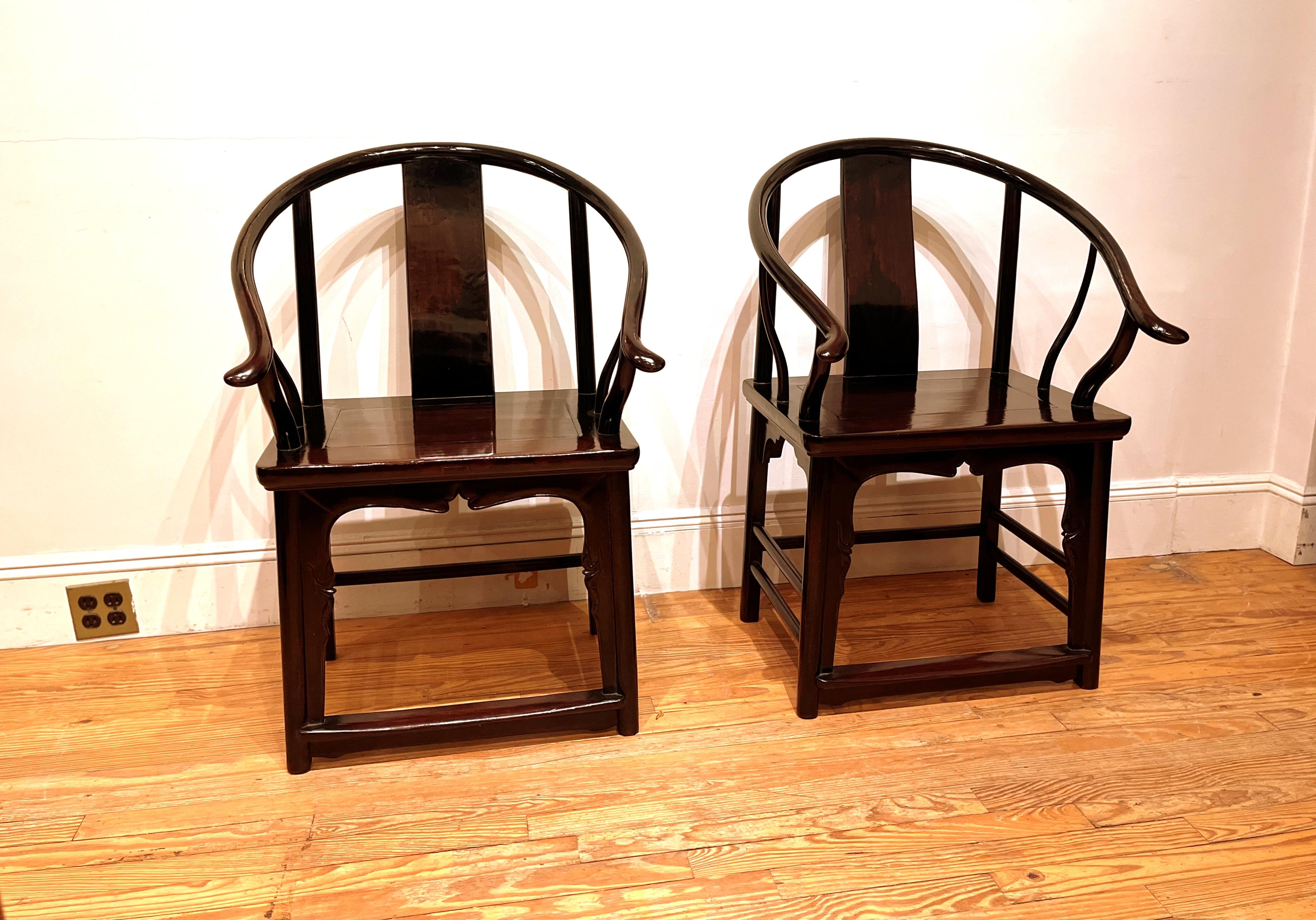 Pair of Horseshoe Back Armchairs In Good Condition For Sale In Greenwich, CT