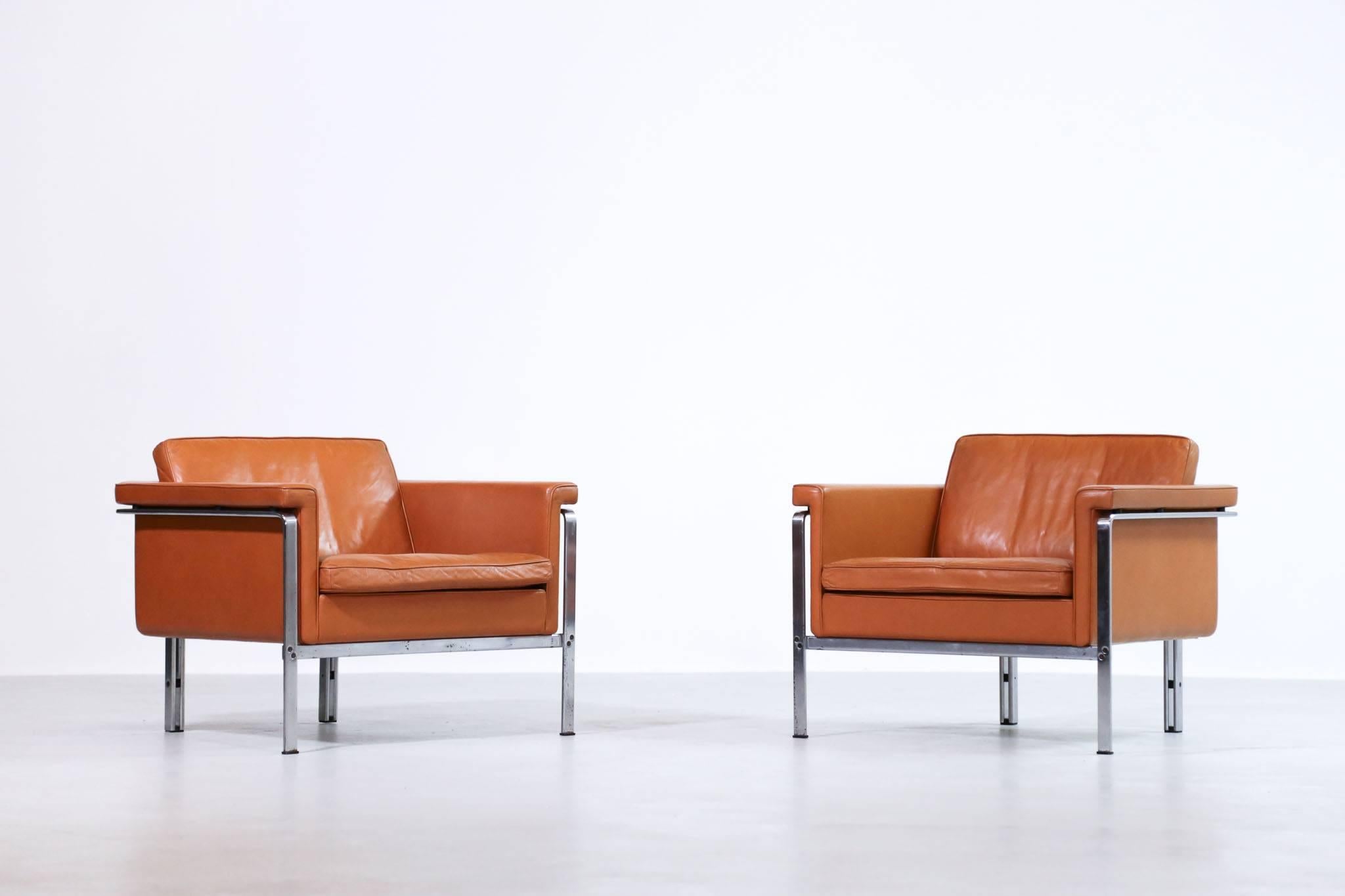 Nice pair of Horst Bruning lounge chairs.
Made of steel and camel/orange leather.