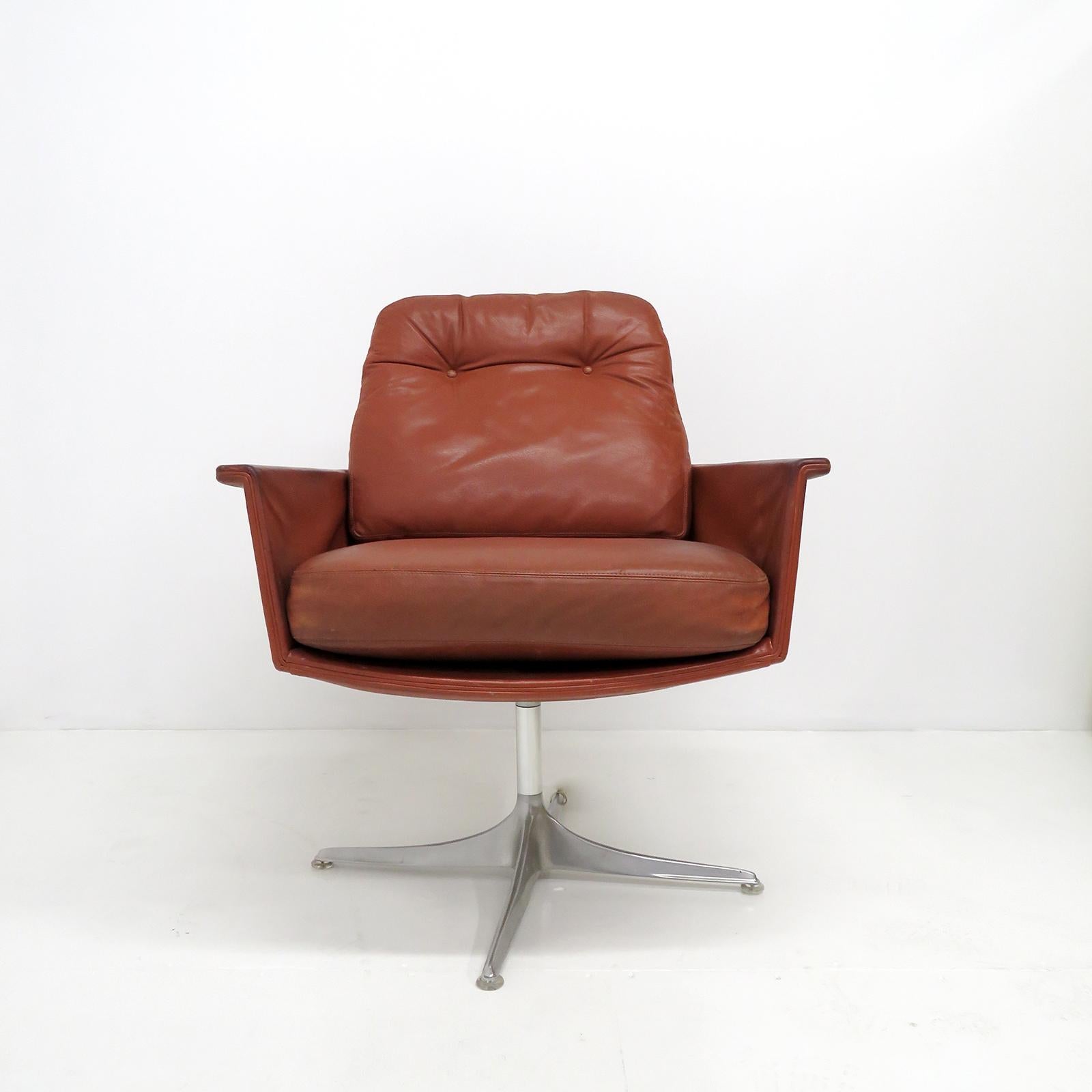 wonderful pair of Sedia lounge chairs by Horst Brüning for Kill International, shell and loose cushions upholstered in leather, outfitted with a swivel frame with a four-star aluminium base. Designed in 1967 / 1969, produced at Kill International in