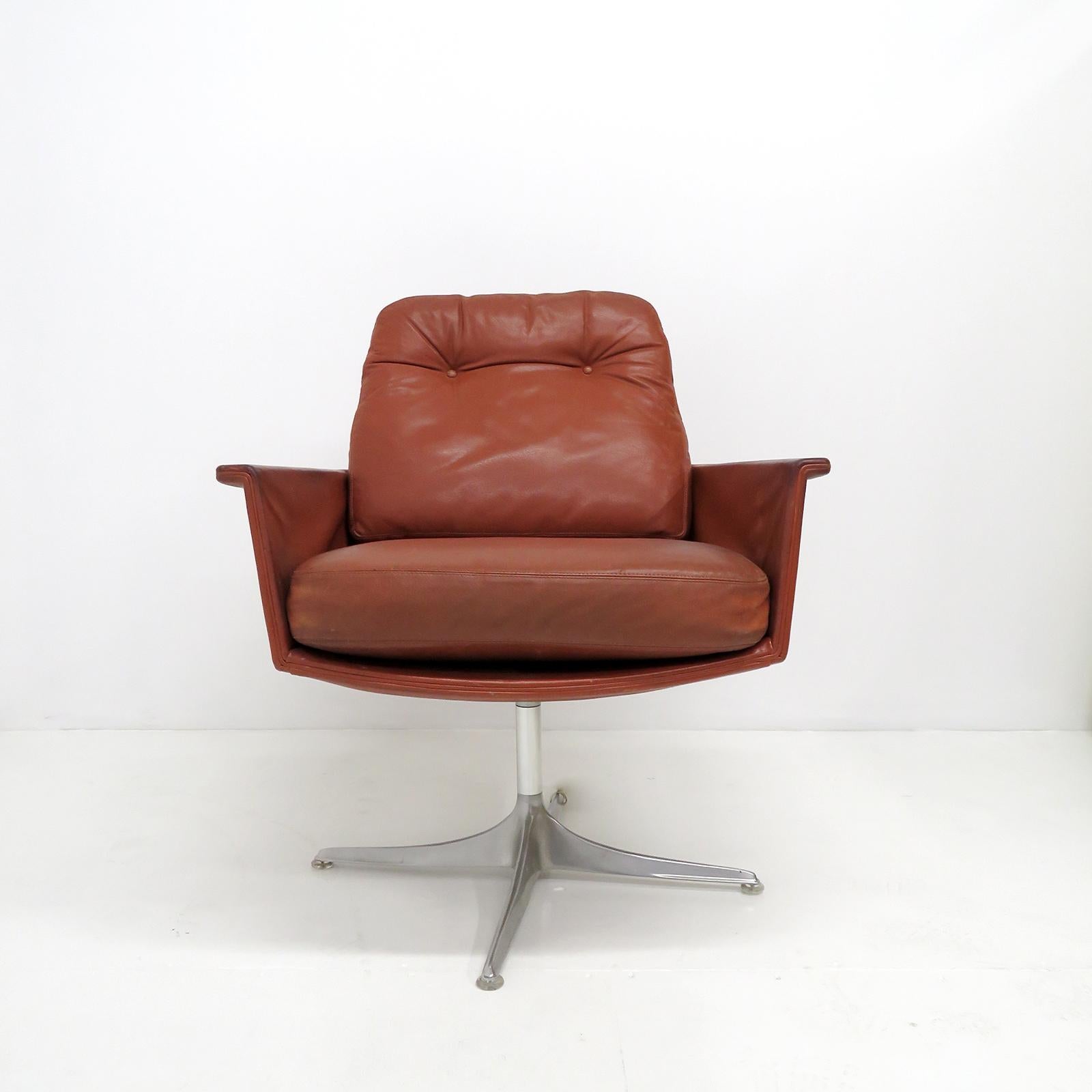 Wunderschönes Paar Sedia Lounge Chairs von Horst Brüning für Kill International, Schale und lose Kissen mit Leder bezogen, ausgestattet mit einem Drehgestell mit Vierstern-Aluminiumfuß. Entworfen 1967 / 1969, hergestellt bei Kill International in