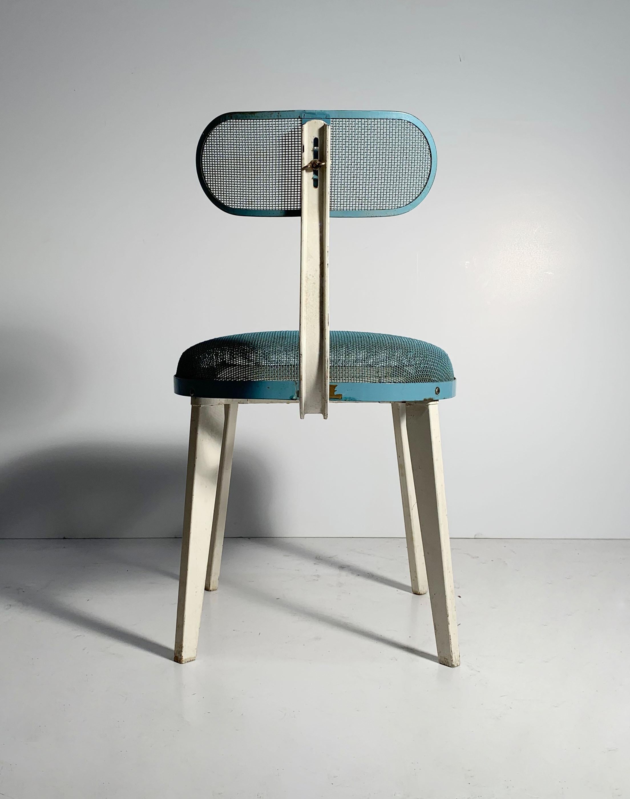Paire de chaises en maille industrielle Horton Textile Ironer Bon état - En vente à Chicago, IL