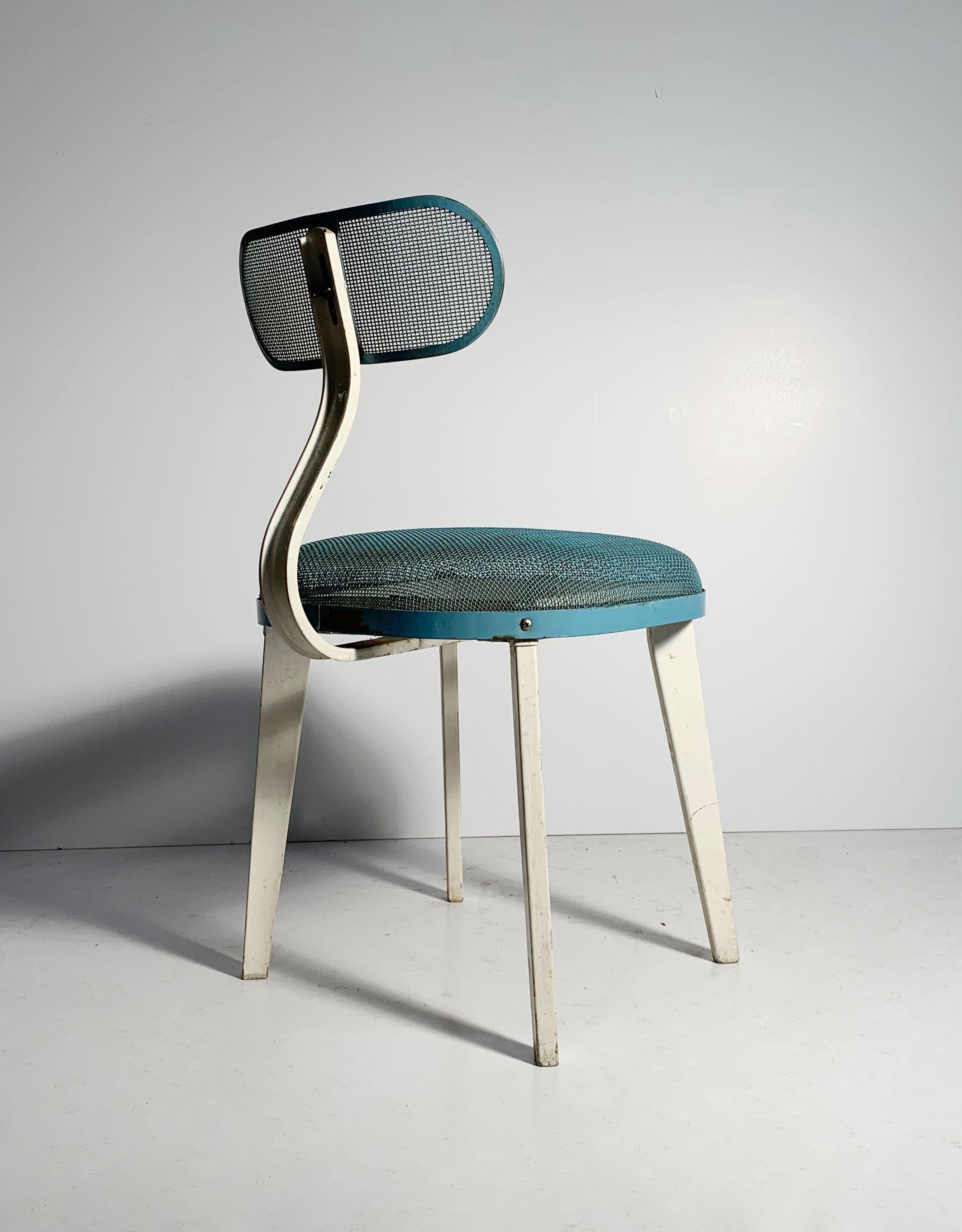 20ième siècle Paire de chaises en maille industrielle Horton Textile Ironer en vente