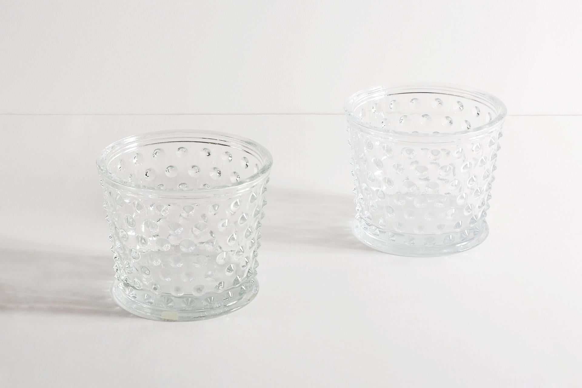 Josef Frank ha progettato il vaso Hortus originale nel 1938. In seguito, durante il periodo della guerra, quando il metallo era difficile da reperire, Estrid Ericson fece realizzare alla vetreria Gullaskruv una versione in vetro. Nella mostra di