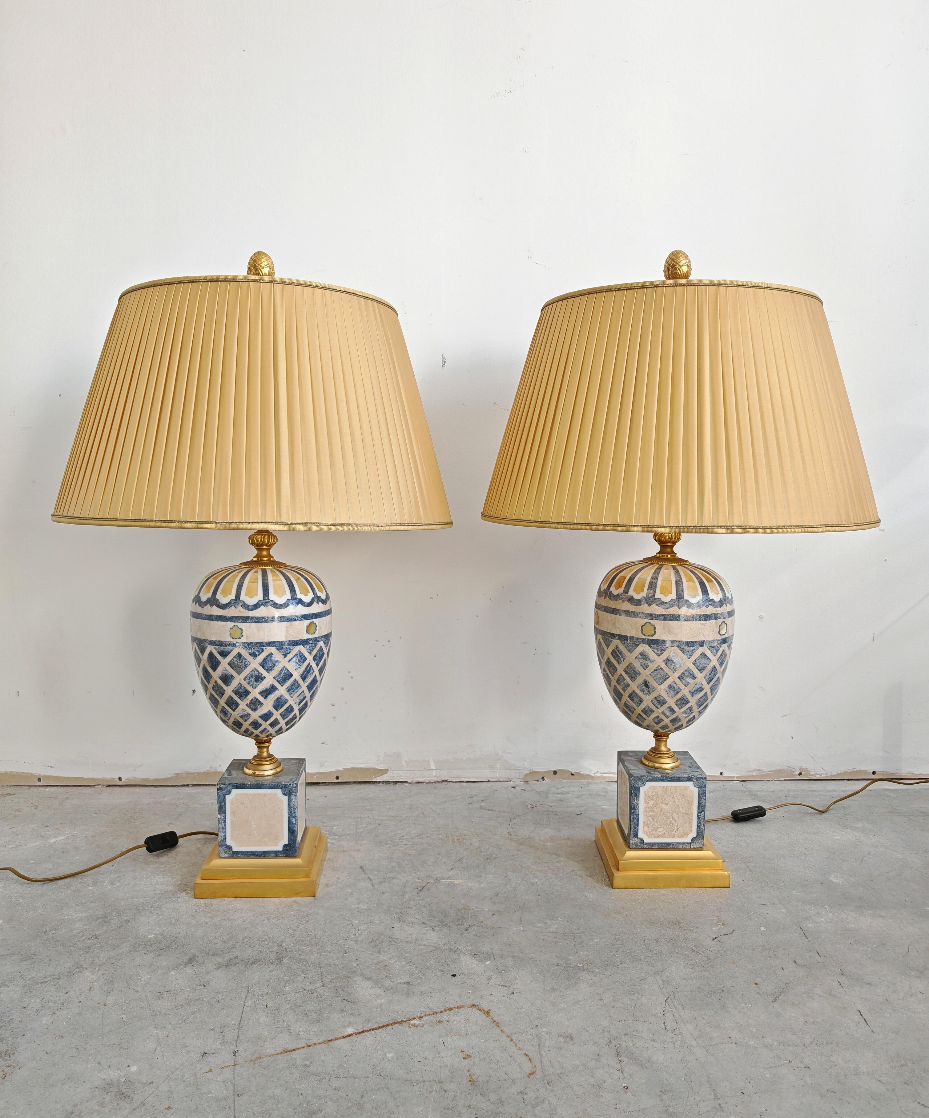 In this listing you will find a pair of spectacular table lamps 