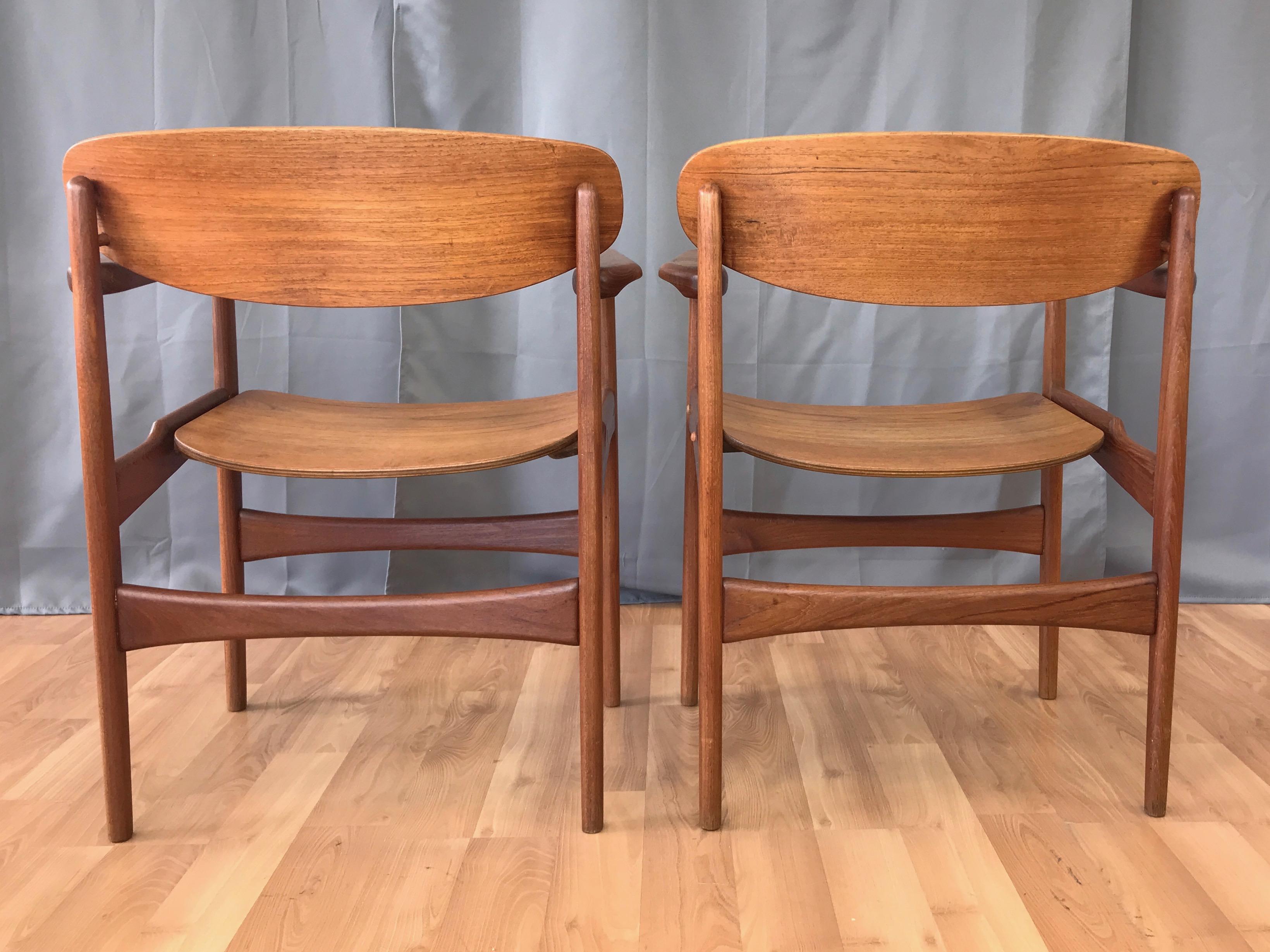 Pair of Hovmand-Olsen for Jutex Teak Armchairs, 1950s In Good Condition In San Francisco, CA