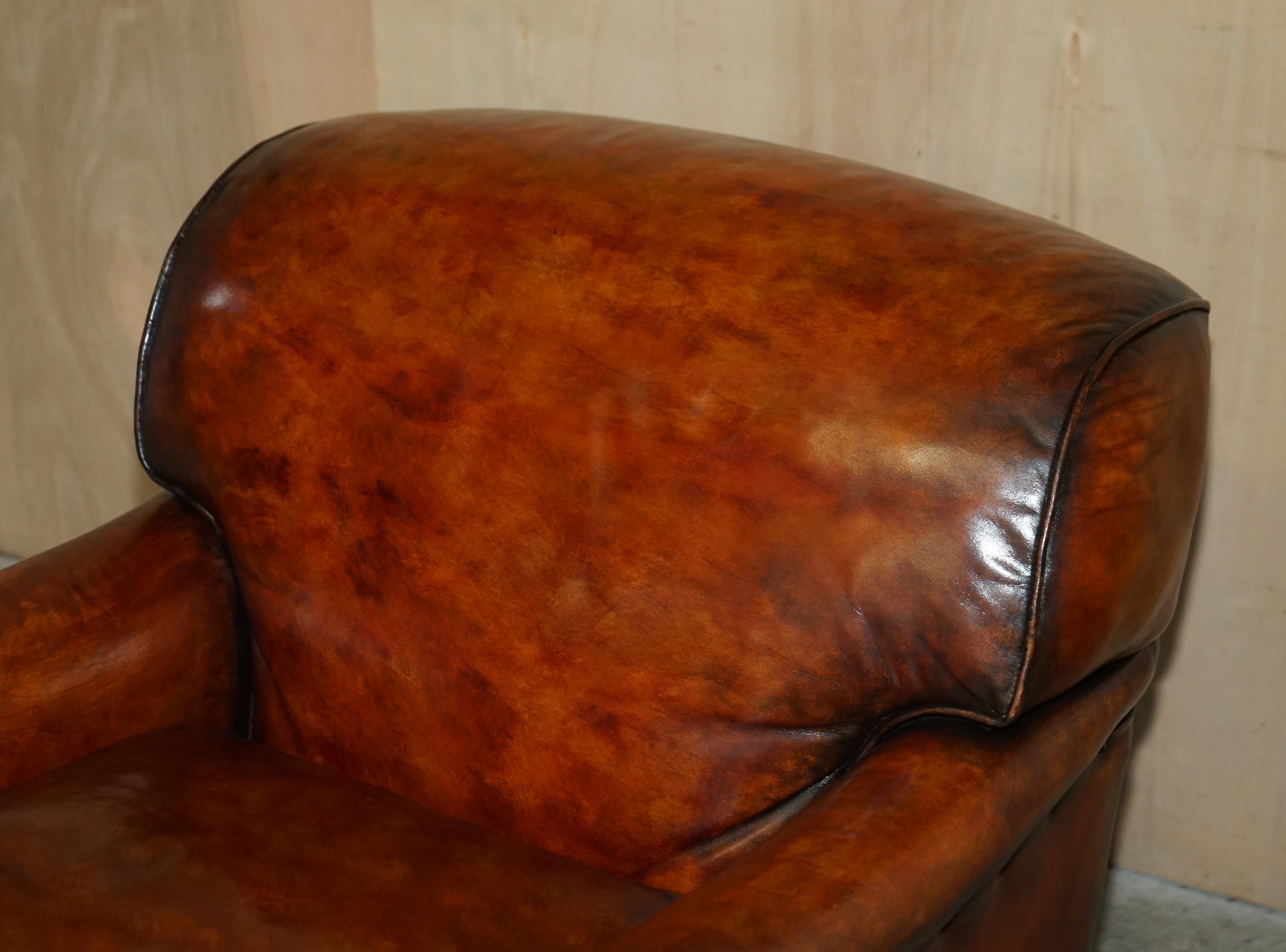 Victorien Howard George Smith paire de fauteuils en cuir marron à volutes de style signature en vente