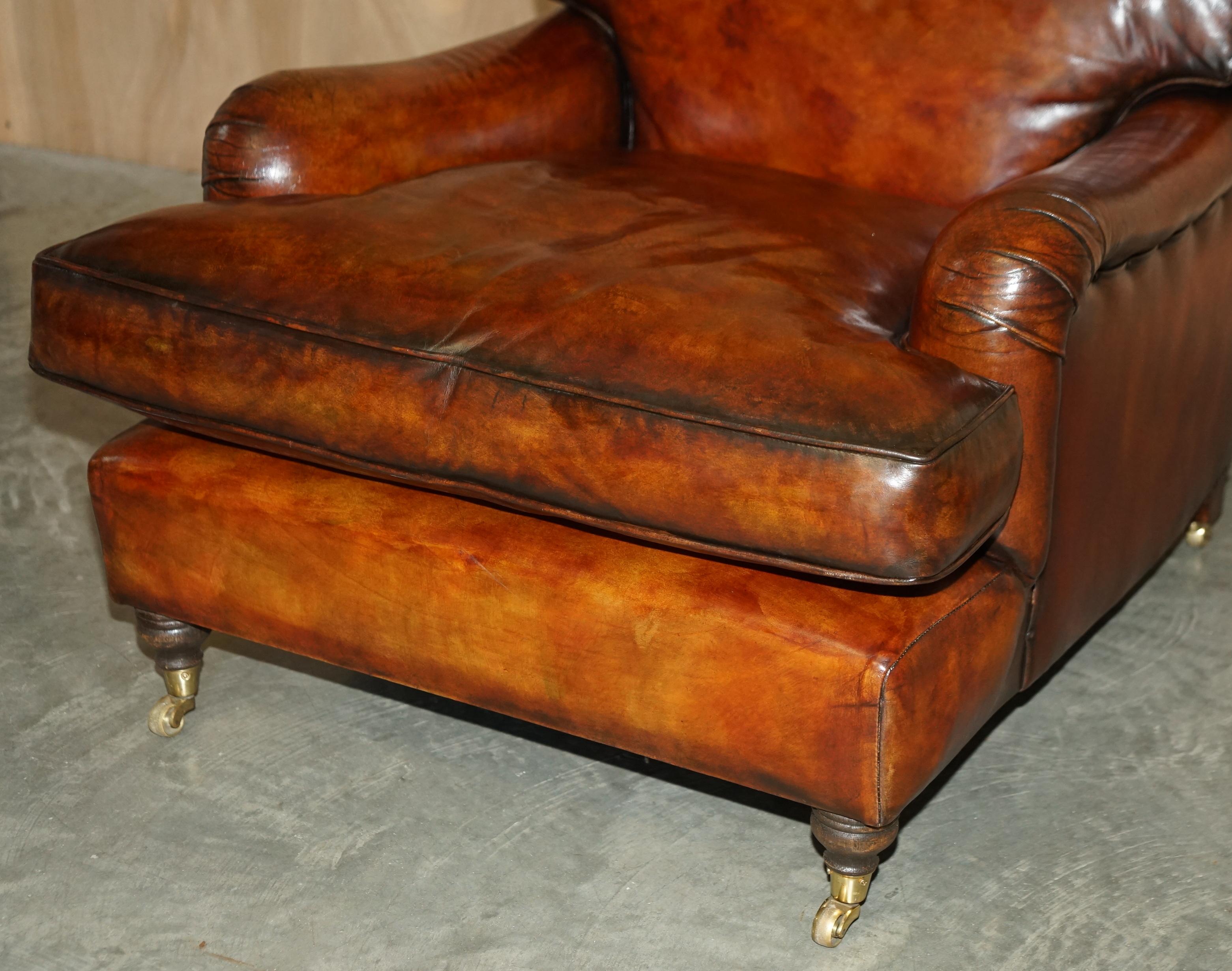 Anglais Howard George Smith paire de fauteuils en cuir marron à volutes de style signature en vente