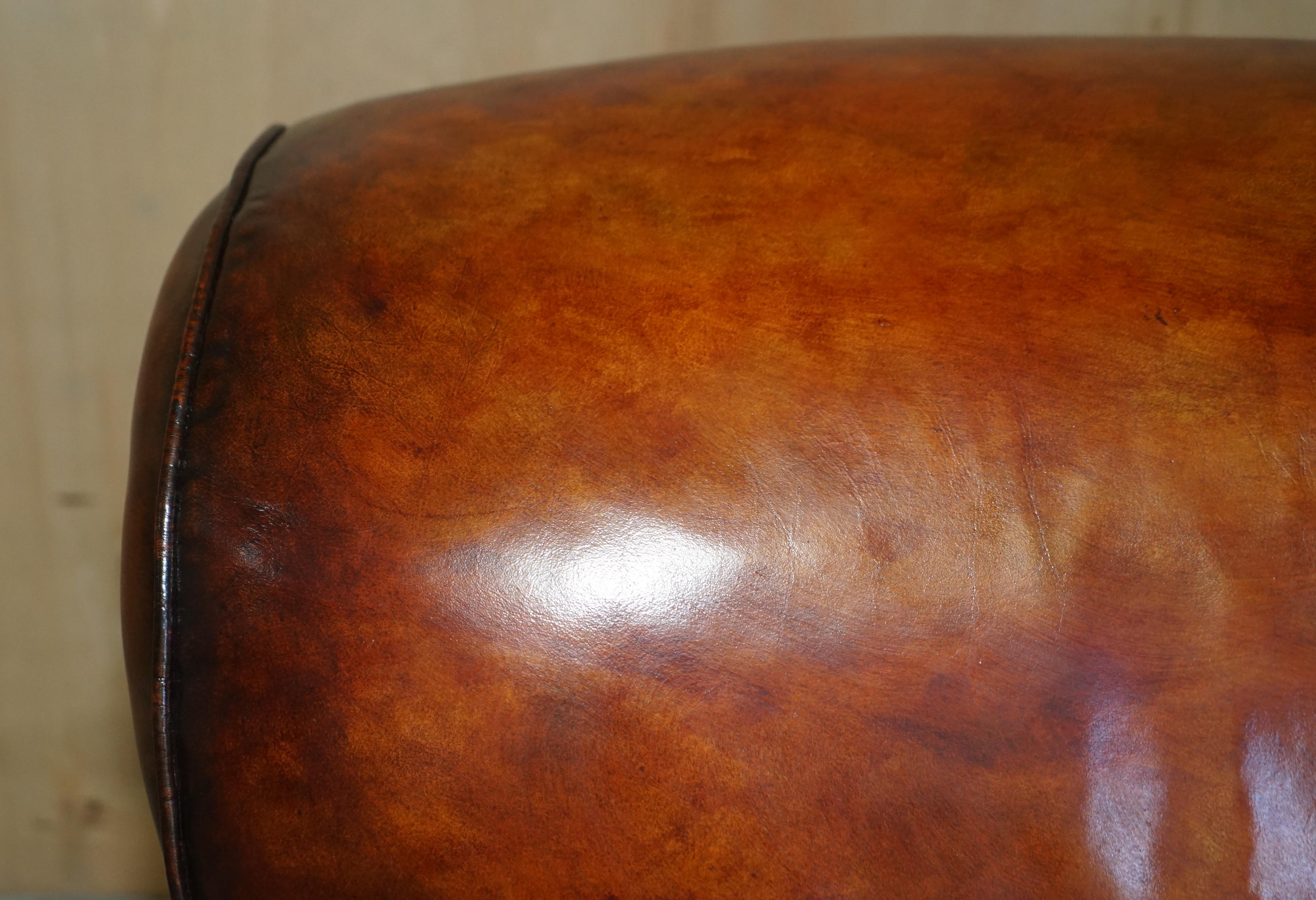 Fait main Howard George Smith paire de fauteuils en cuir marron à volutes de style signature en vente