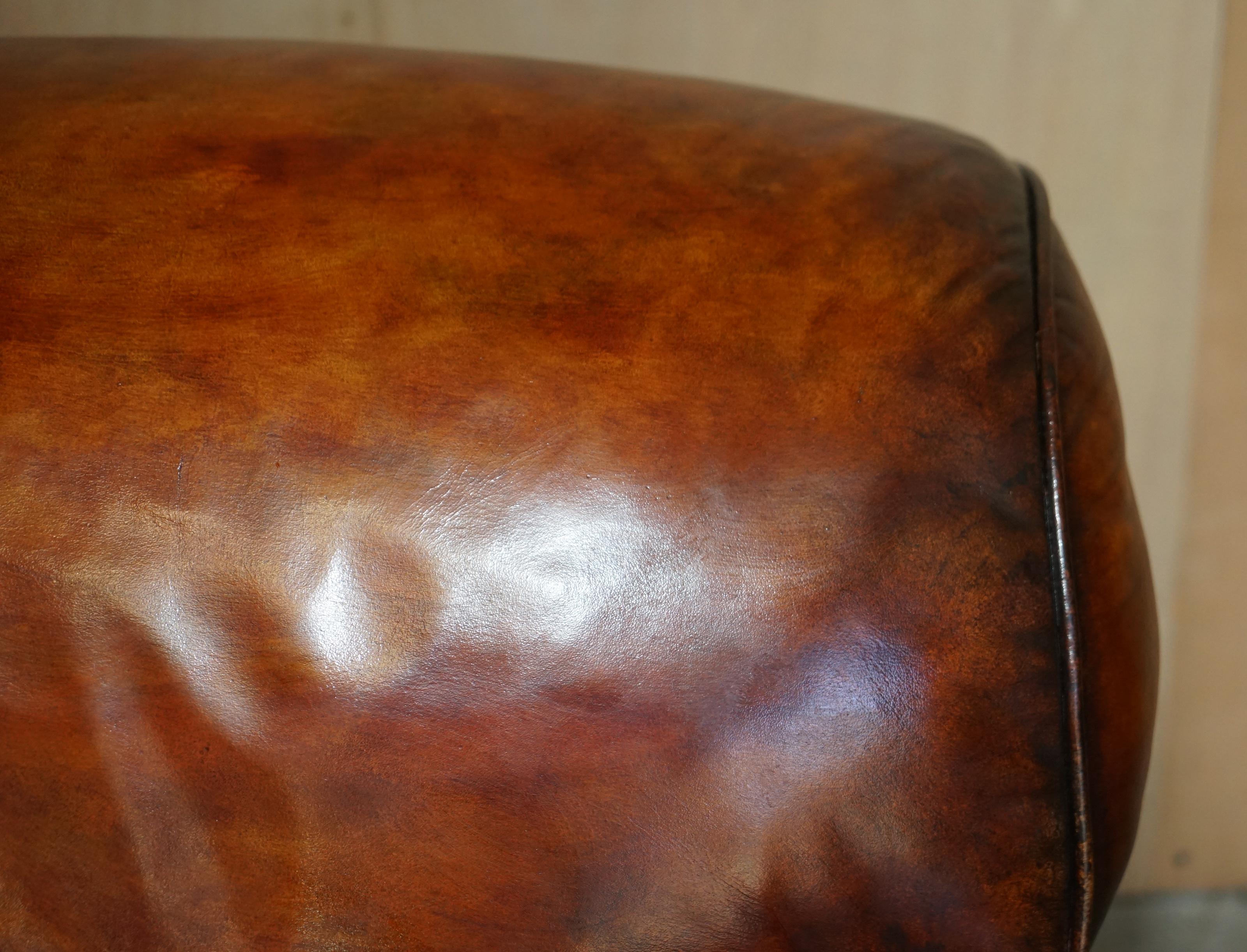 20ième siècle Howard George Smith paire de fauteuils en cuir marron à volutes de style signature en vente
