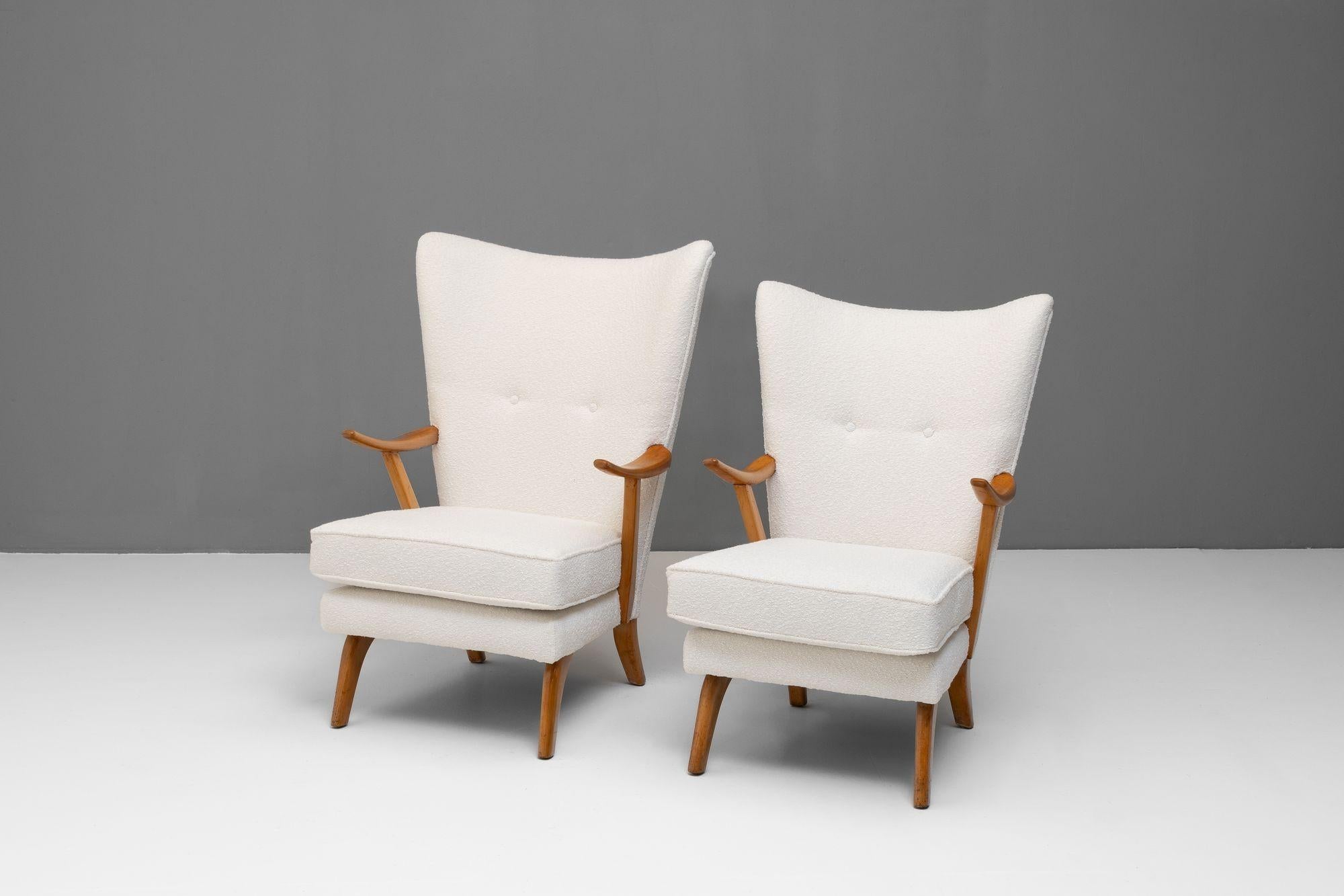 Paire de fauteuils Bambino de Howard Keith produits par HK Furniture. Châssis en hêtre massif et nouvellement recouvert de boucle. Vers 1950.
H 91cm x L 60cm x P 75cm / H 98cm x L 74cm x P 80cm
Veuillez nous contacter pour obtenir un devis