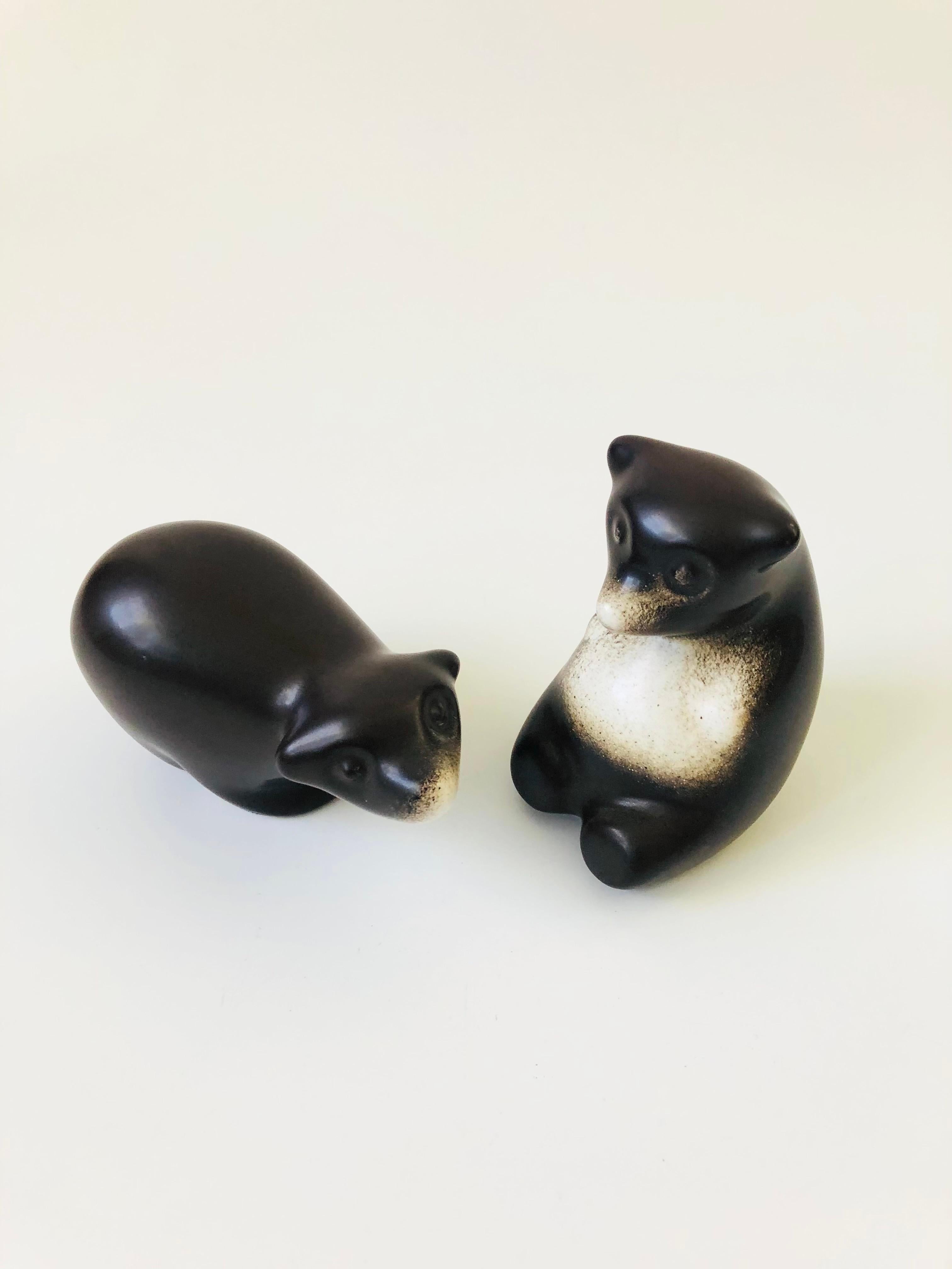 A wonderful pair of pottery bears by Howard Pierce. Beautiful signature matte glaze that fades from dark brown to off-white. One is marked 