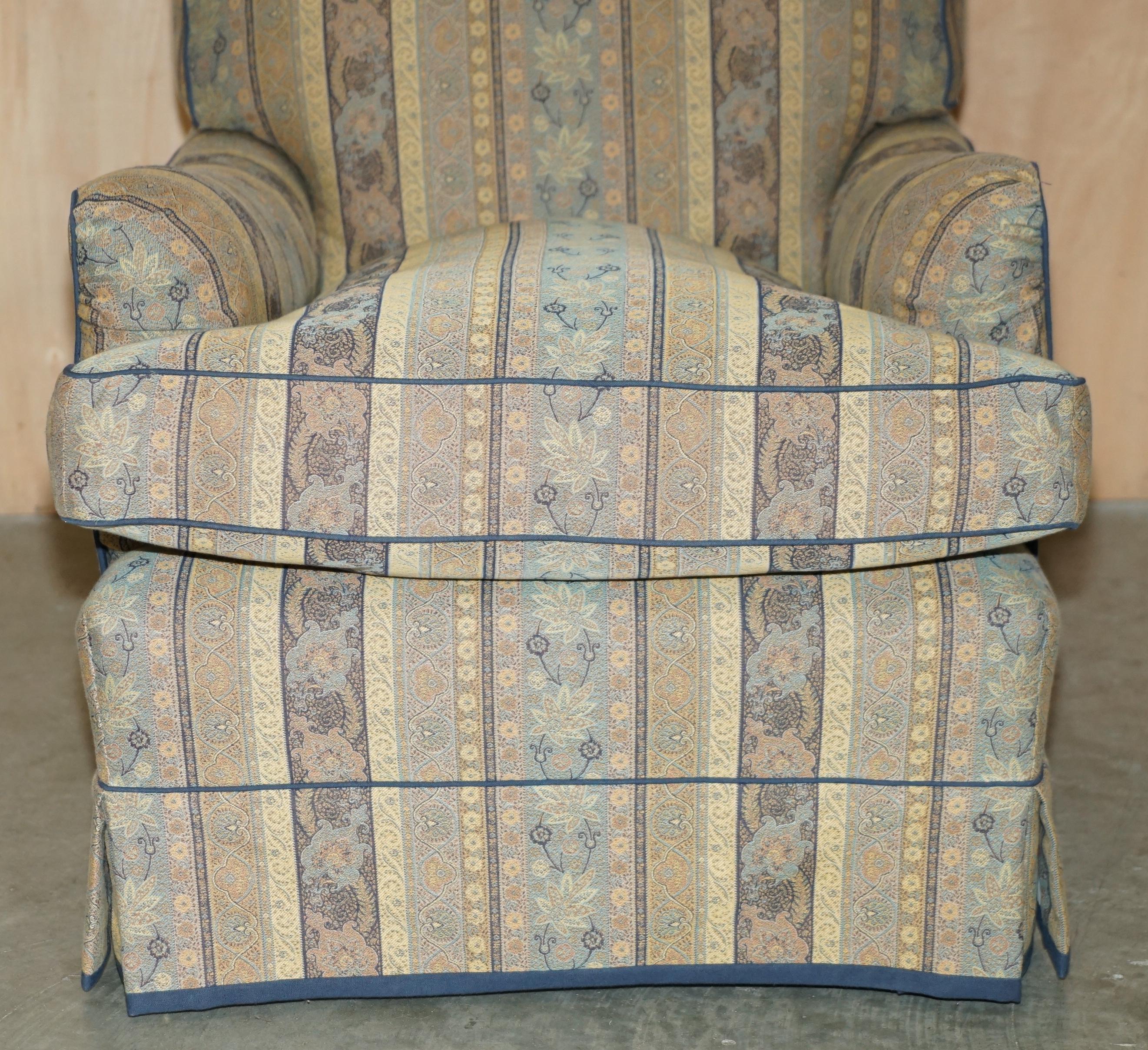 PAIR OF HOWARD & SON'S BRIDGEWATER MODEL EASY ARMCHAiRS WITH FULL STAMPED LEGS For Sale 3