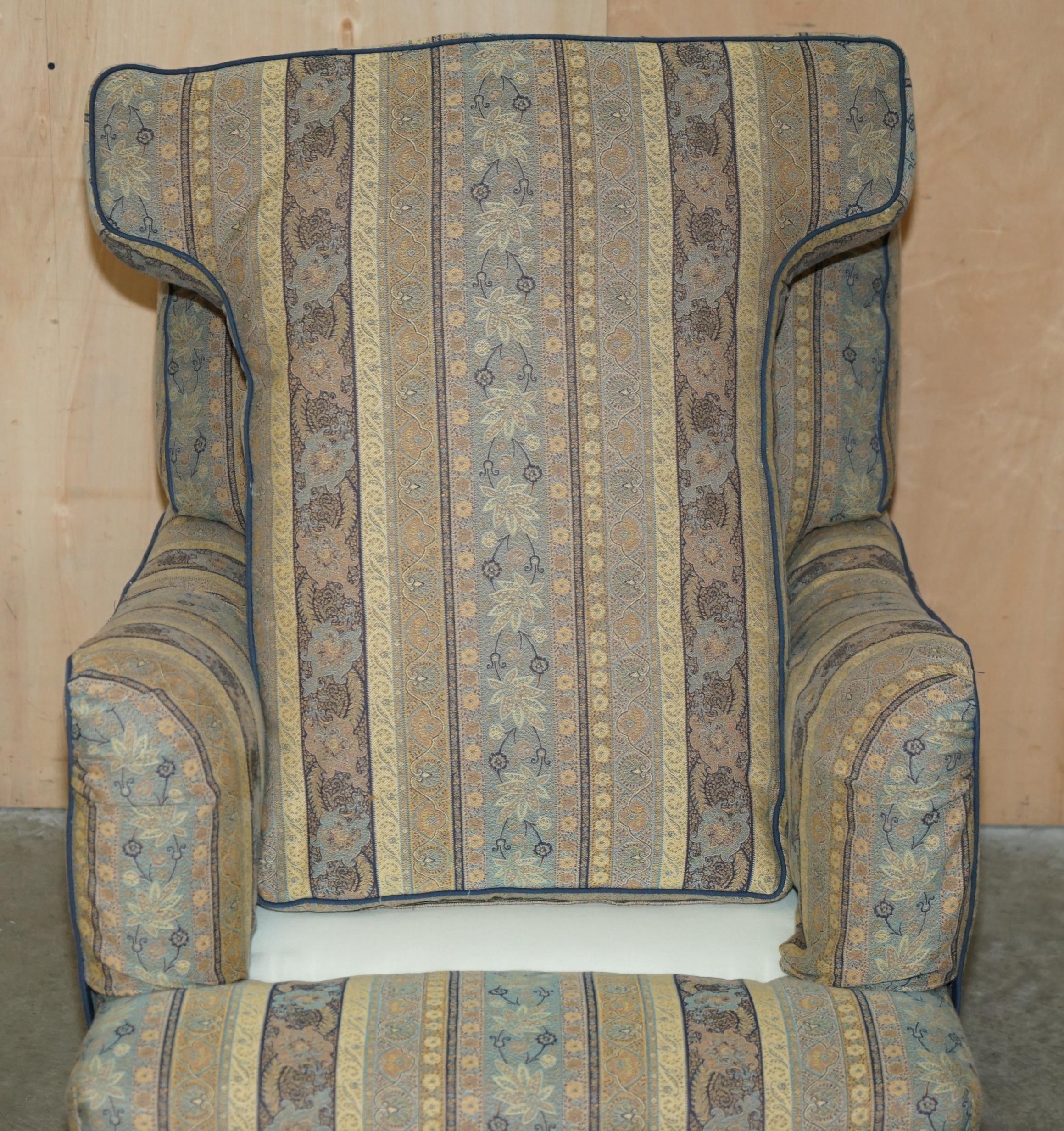 PAIR OF HOWARD & SON'S BRIDGEWATER MODEL EASY ARMCHAiRS WITH FULL STAMPED LEGS For Sale 9