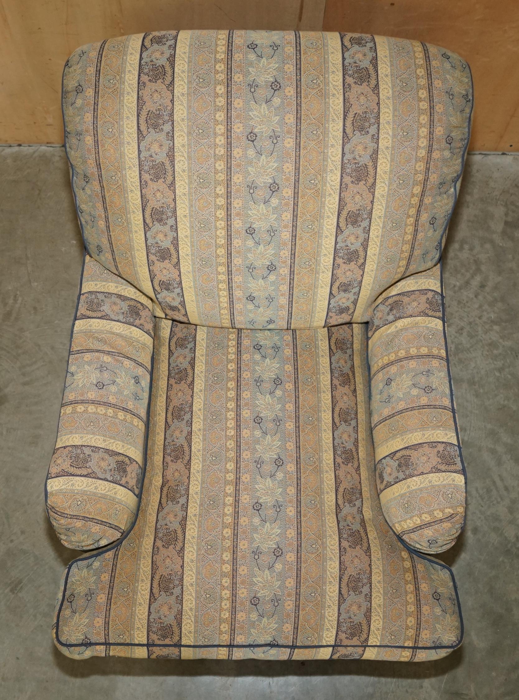 PAIR OF HOWARD & SON'S BRIDGEWATER MODEL EASY ARMCHAiRS WITH FULL STAMPED LEGS For Sale 1