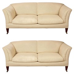 Ein Paar Portarlington-Sofas von Howard & Sons