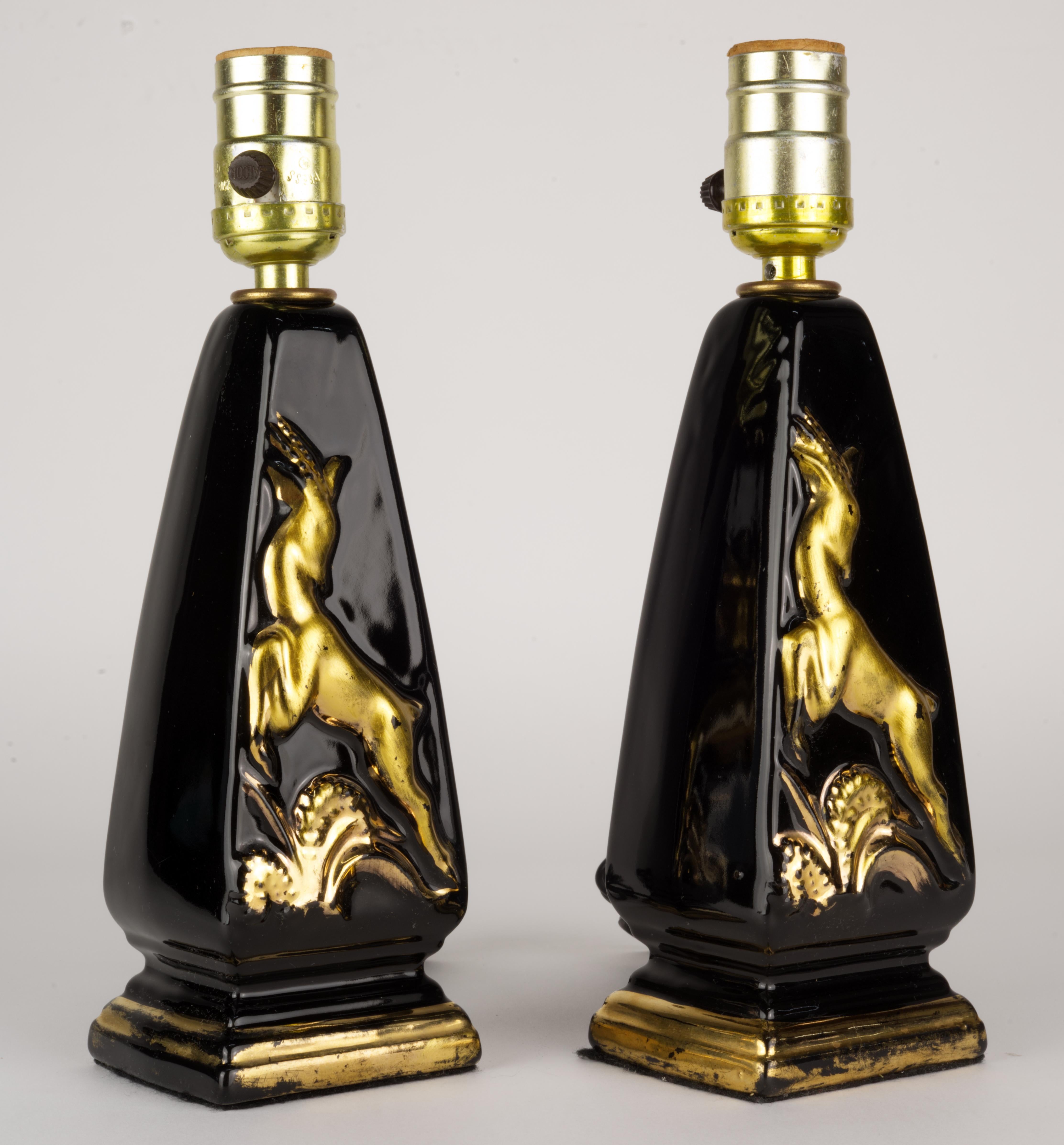 La paire de lampes d'appoint ou de table en céramique noire avec décor en relief de gazelles dorées et garnitures dorées a été fabriquée par Howell China dans les années 1940-1950.

Les lampes mesurent 10,75 pouces de haut jusqu'au sommet de la