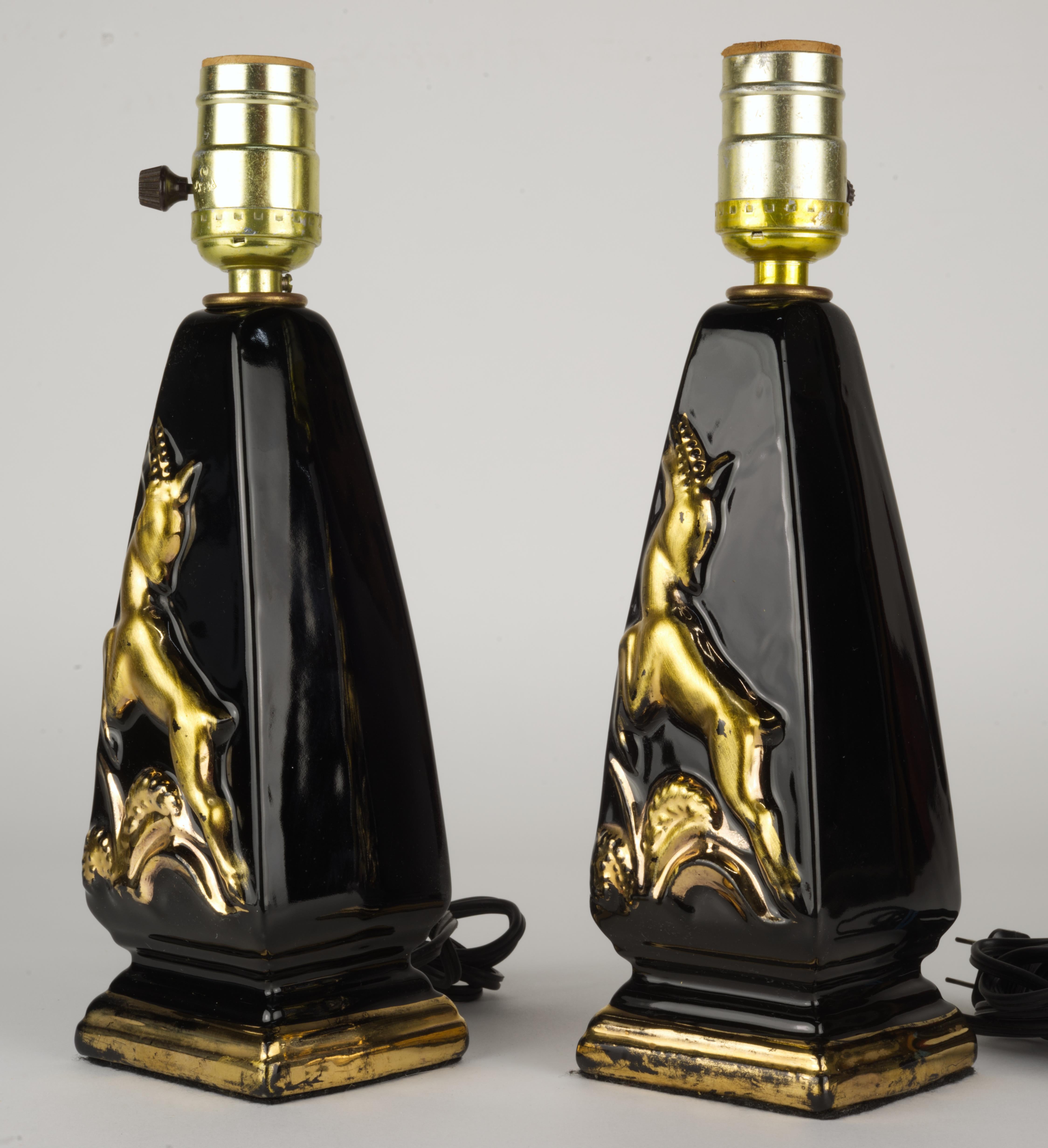 Mid-Century Modern Paire de lampes de table d'appoint Howell en céramique noire et or moderne du milieu du siècle dernier en vente