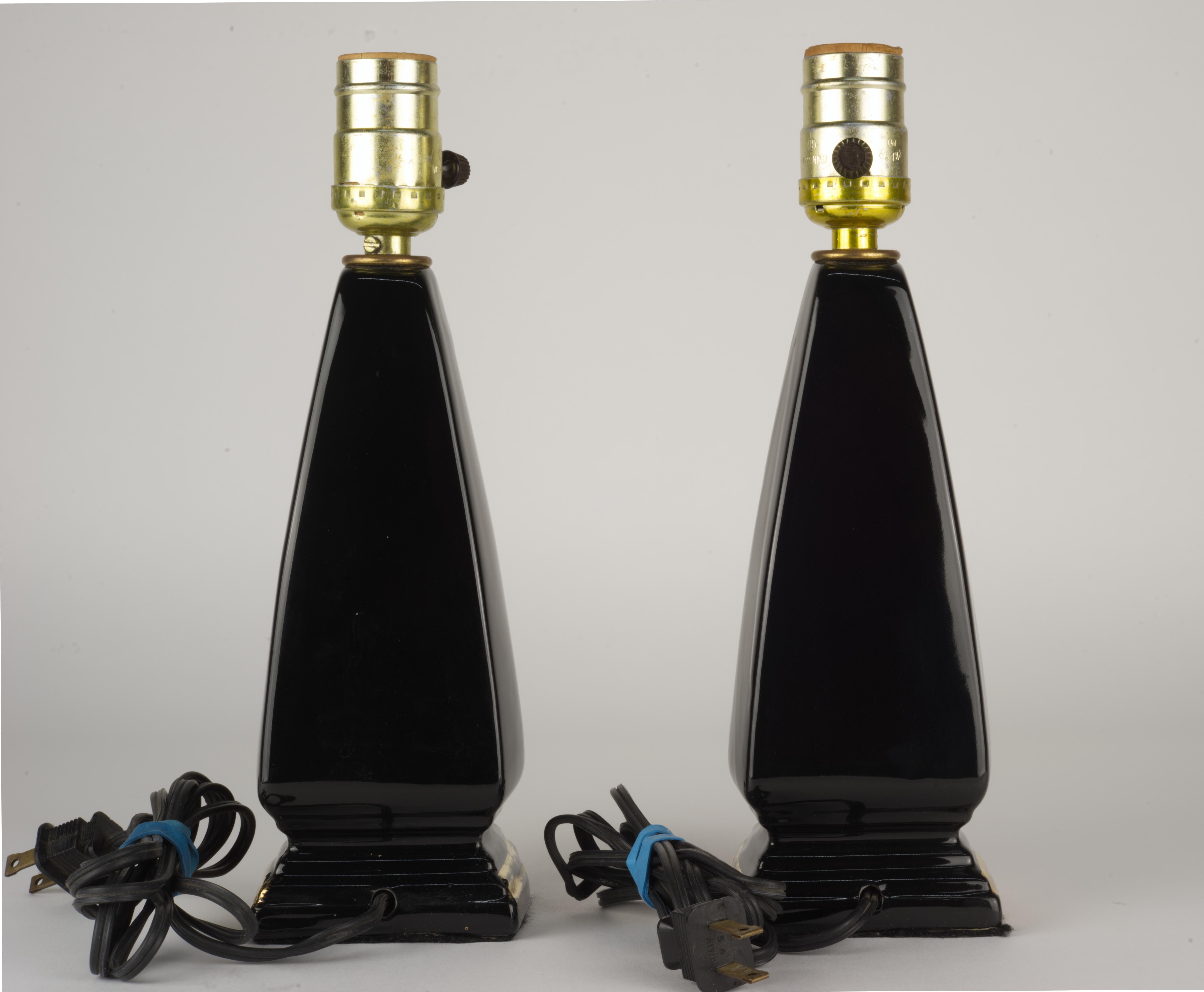 Doré Paire de lampes de table d'appoint Howell en céramique noire et or moderne du milieu du siècle dernier en vente
