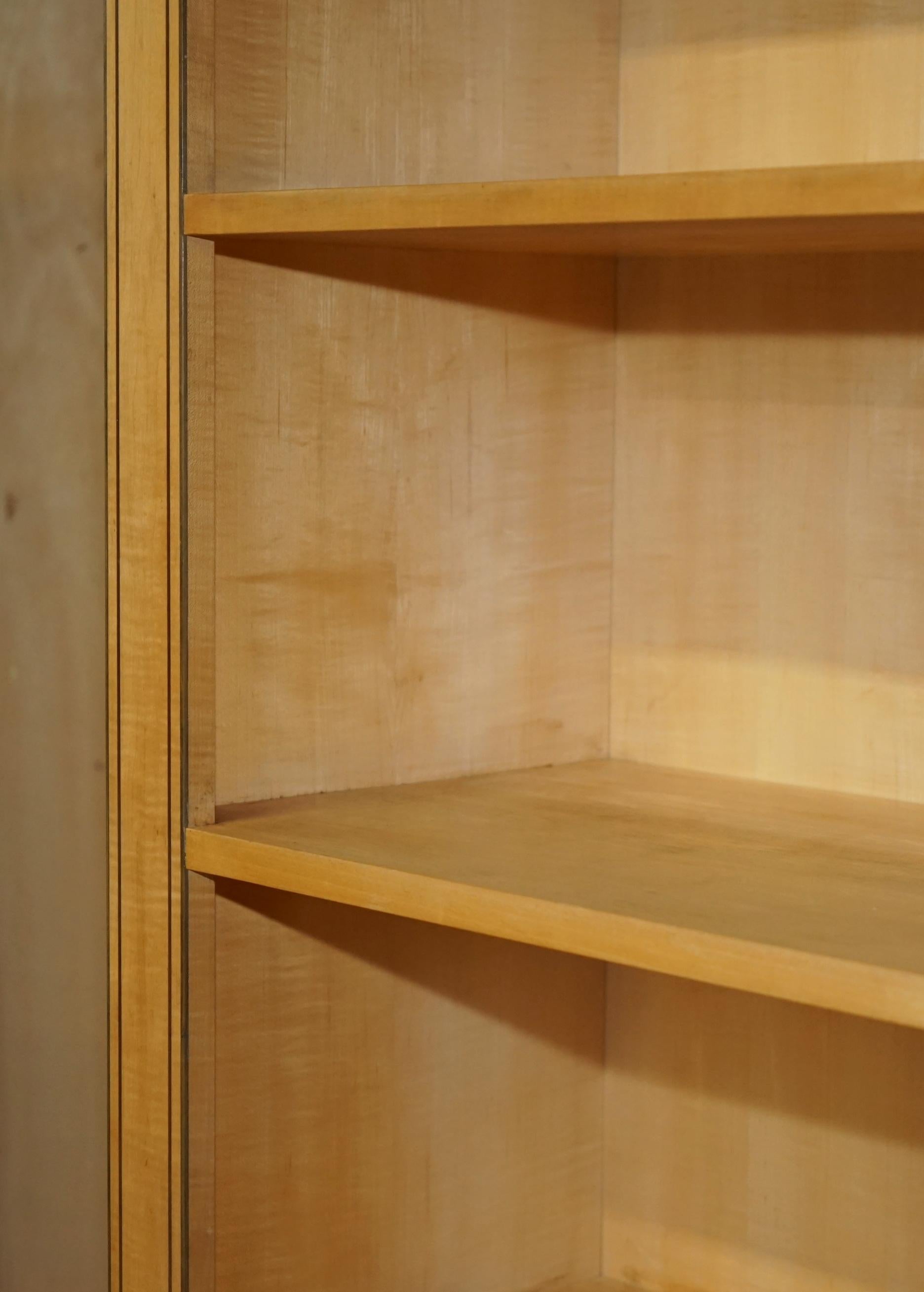 Betulla COPPIA DI ENORMI LIBRERIE DI 2,5 METRI DI ALTEZZA SATINATE IN BIRCE E NOCE in vendita