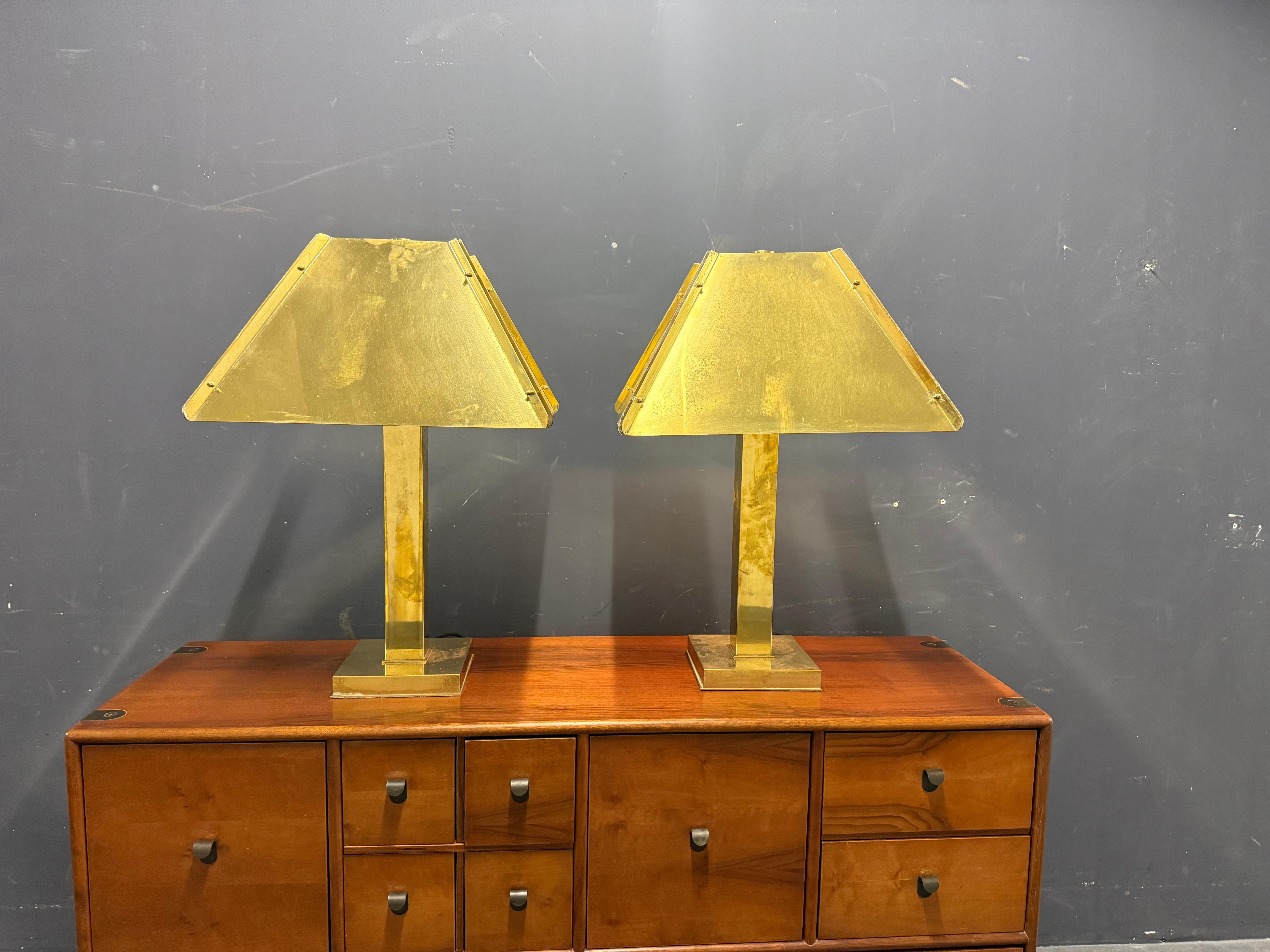 Paire d'énormes et lourdes lampes de table en laiton att. curtis jere en vente 6