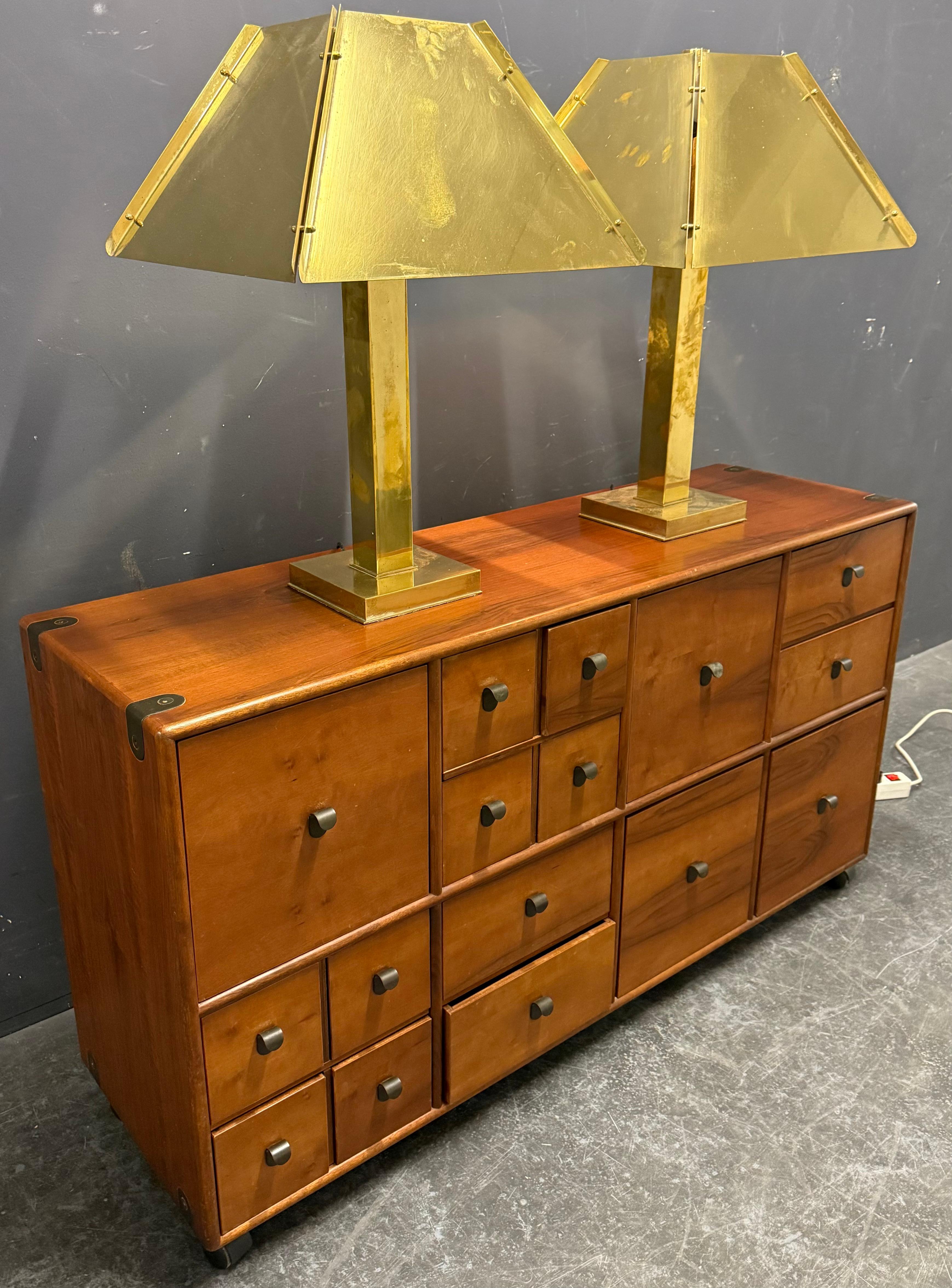 Paire d'énormes et lourdes lampes de table en laiton att. curtis jere en vente 7