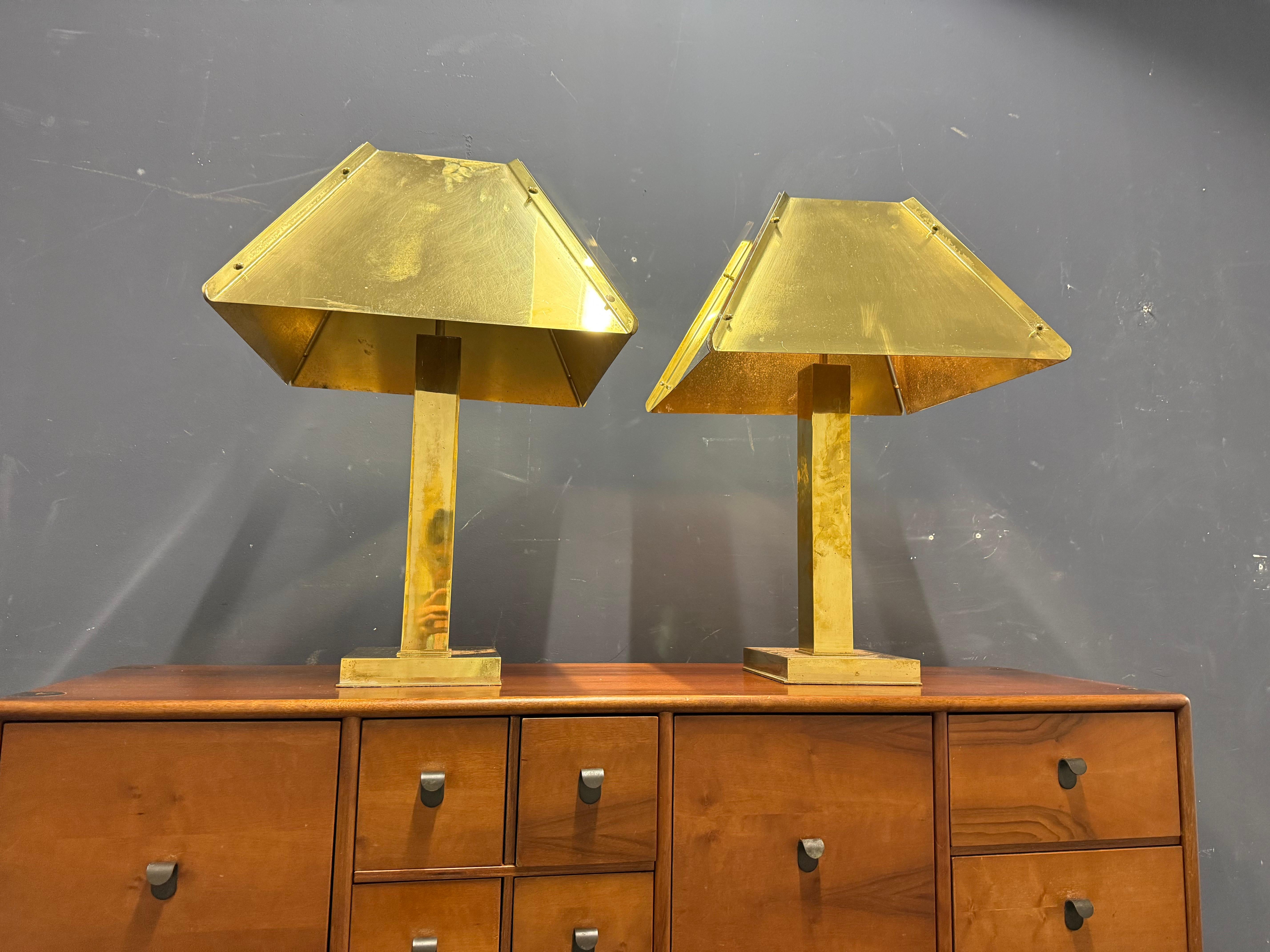 Paire d'énormes et lourdes lampes de table en laiton att. curtis jere en vente 8