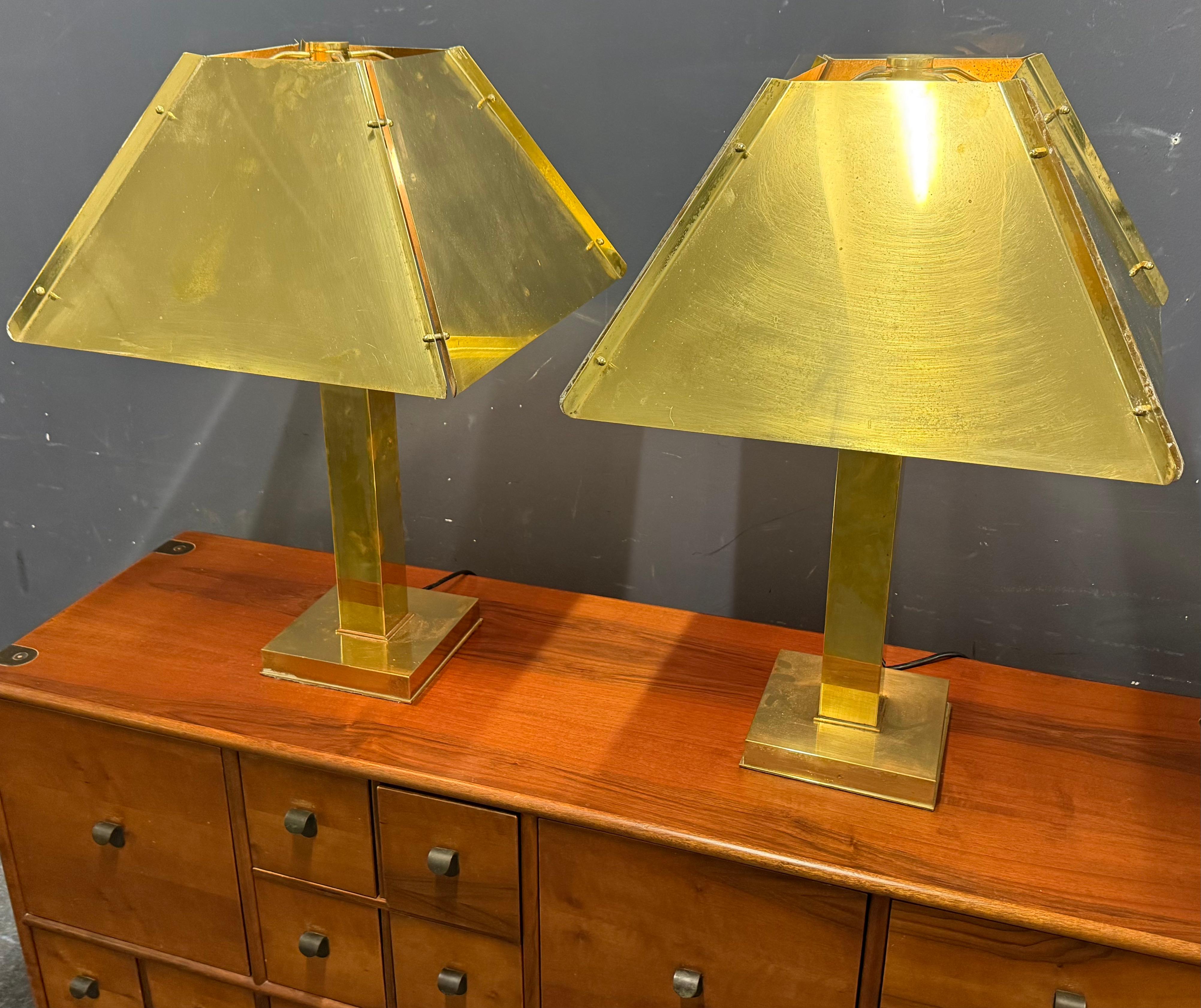 Paire d'énormes et lourdes lampes de table en laiton att. curtis jere en vente 10