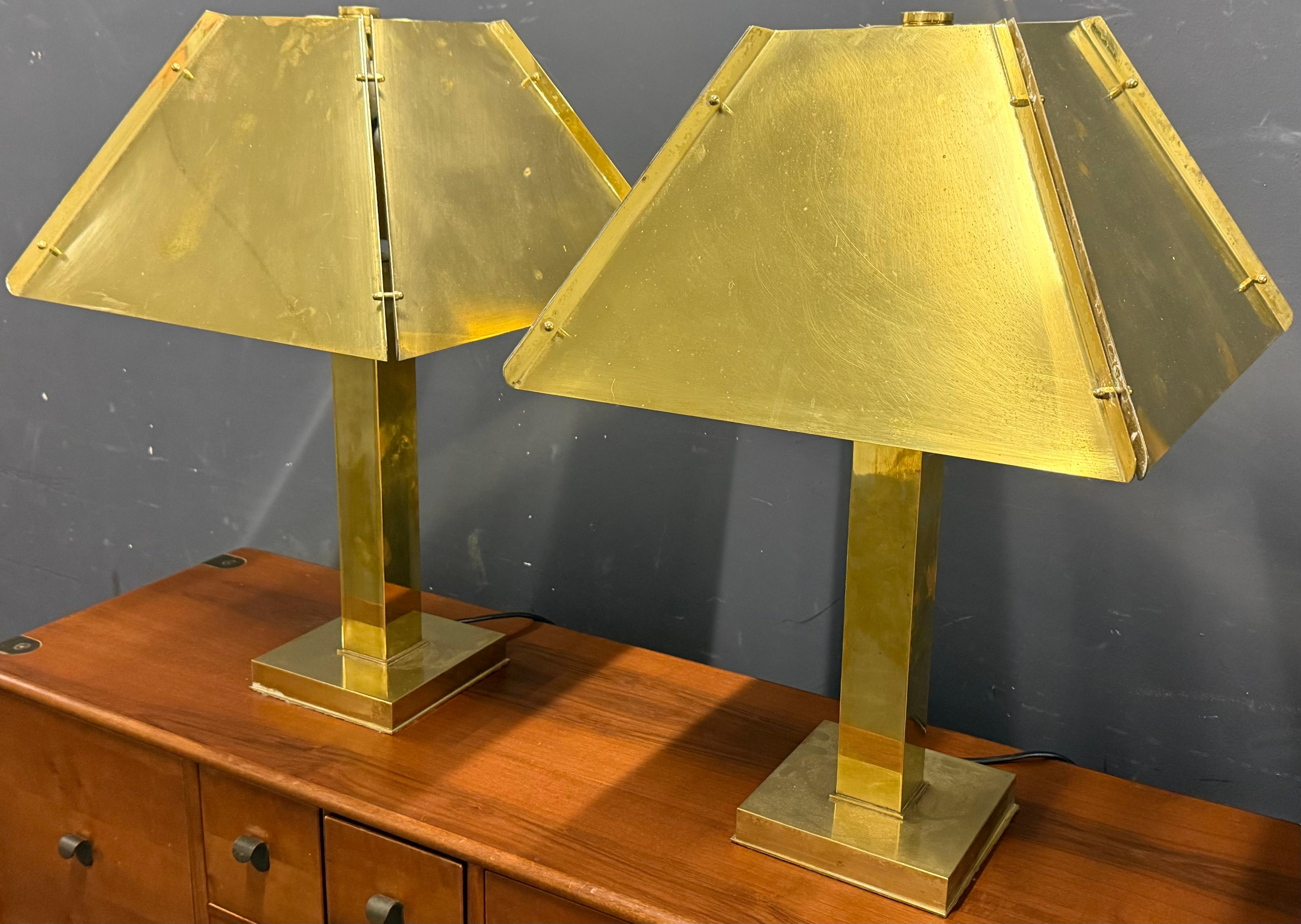 Hollywood Regency Paire d'énormes et lourdes lampes de table en laiton att. curtis jere en vente