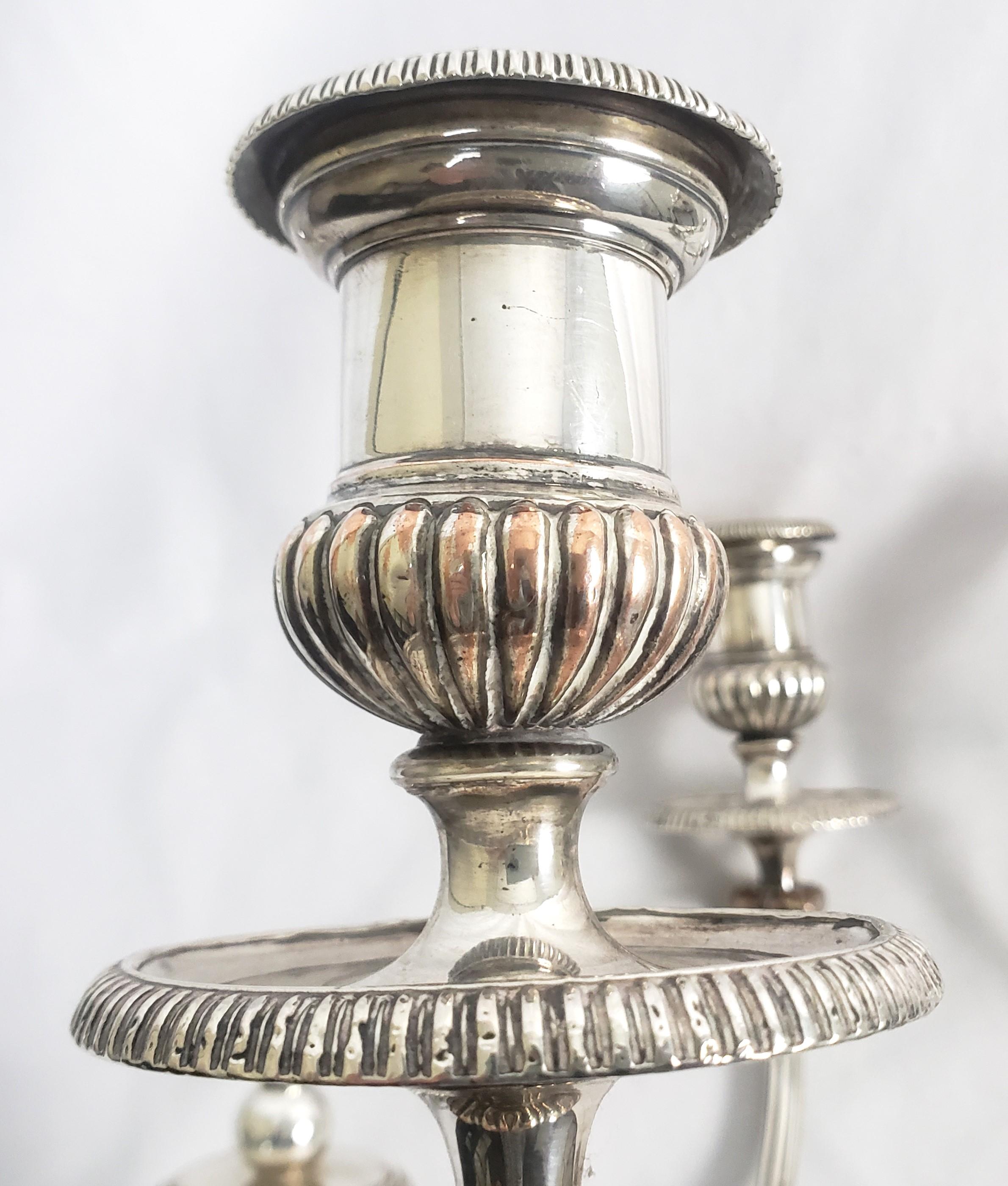 Paire de grands candélabres anciens Matthew Boulton Regency à trois bras en métal argenté en vente 9