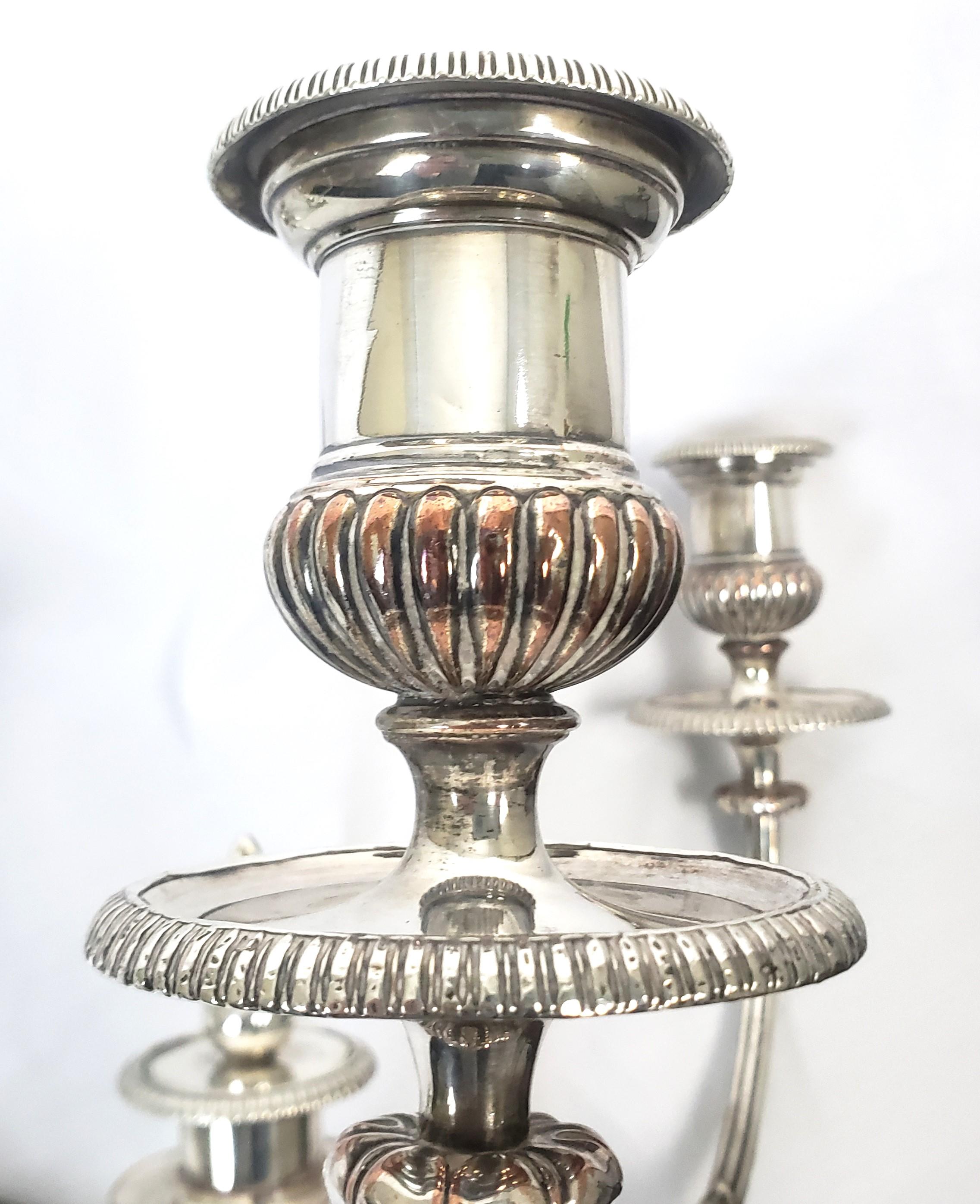 Paire de grands candélabres anciens Matthew Boulton Regency à trois bras en métal argenté en vente 10
