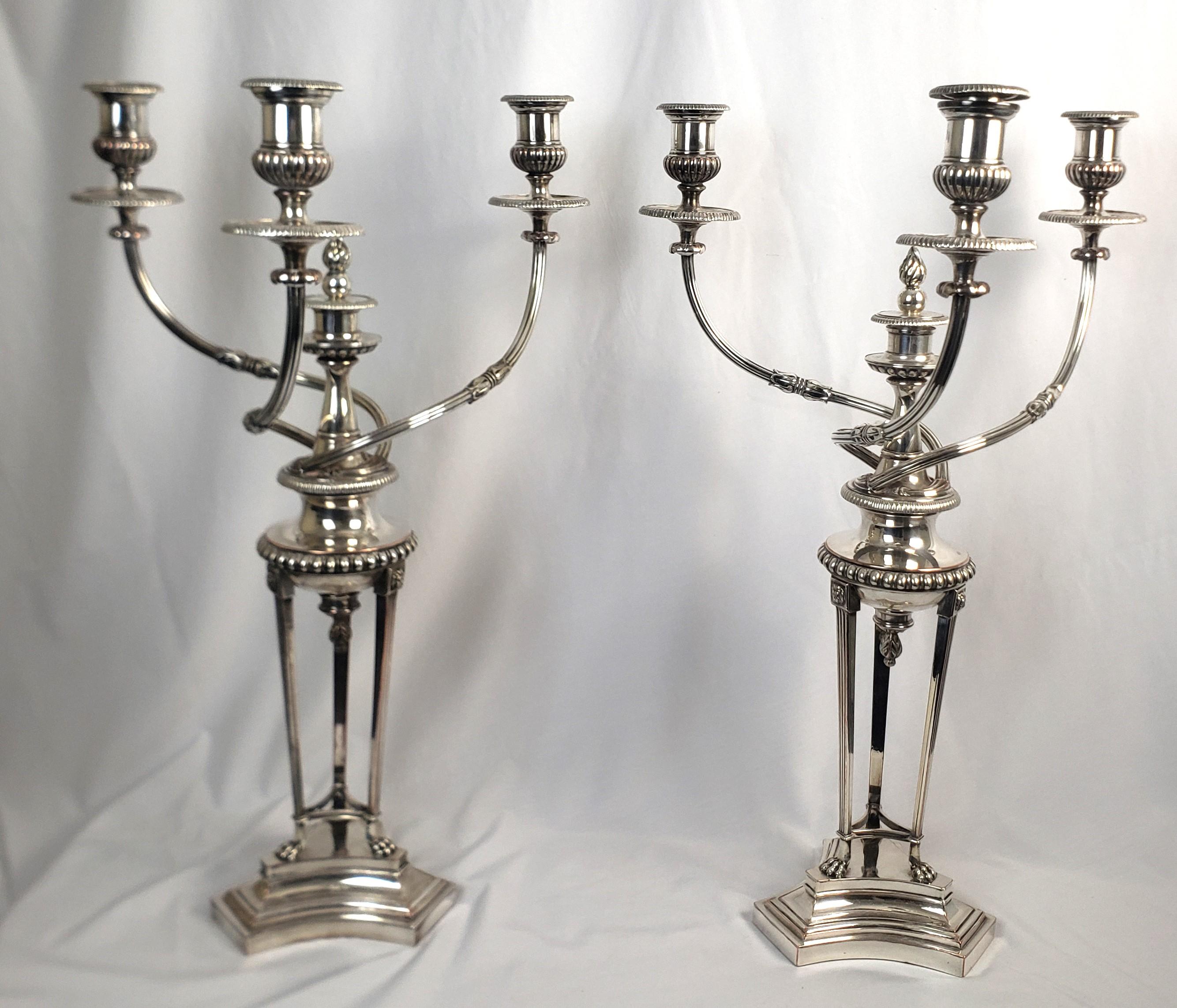 Anglais Paire de grands candélabres anciens Matthew Boulton Regency à trois bras en métal argenté en vente