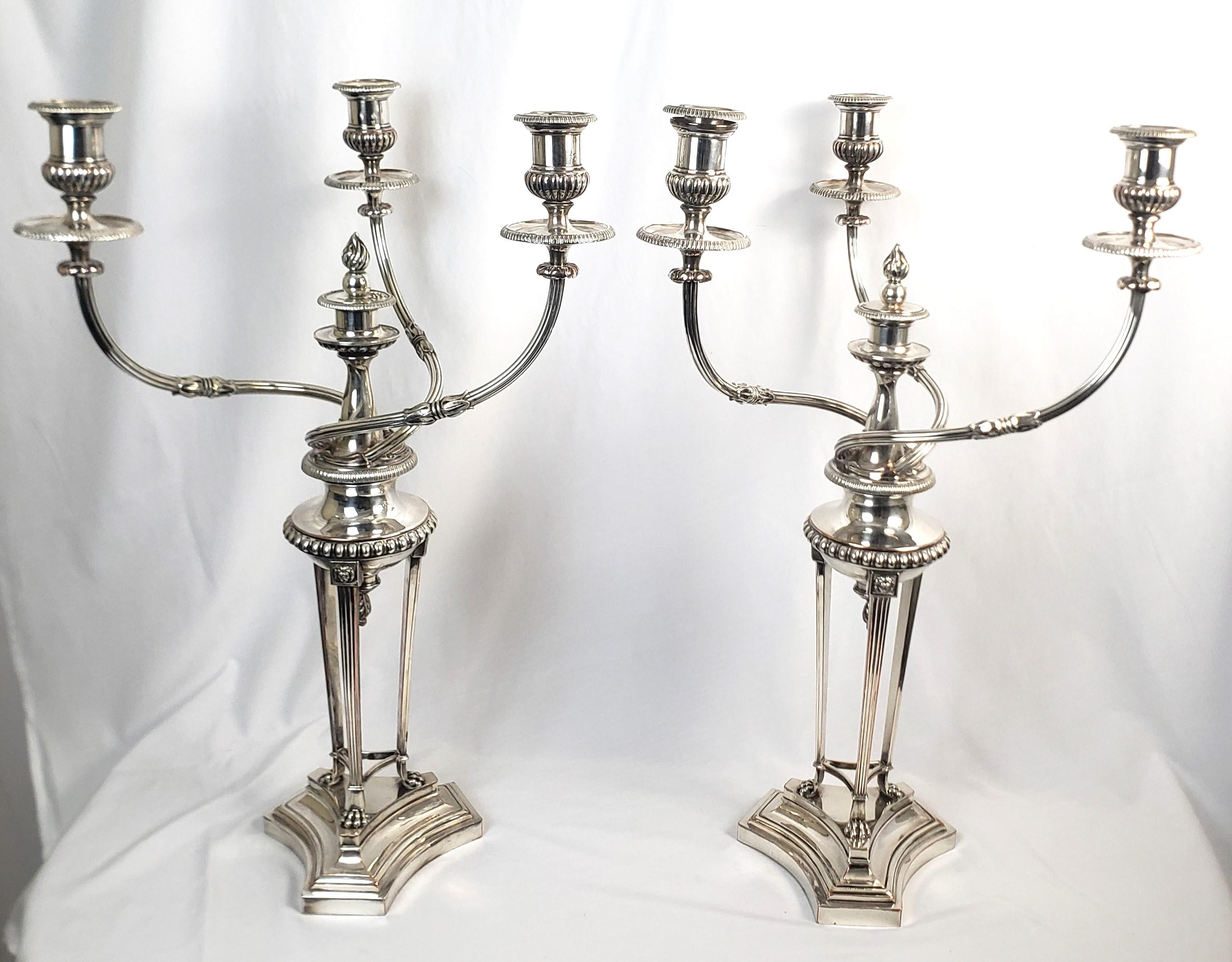 Fait à la machine Paire de grands candélabres anciens Matthew Boulton Regency à trois bras en métal argenté en vente